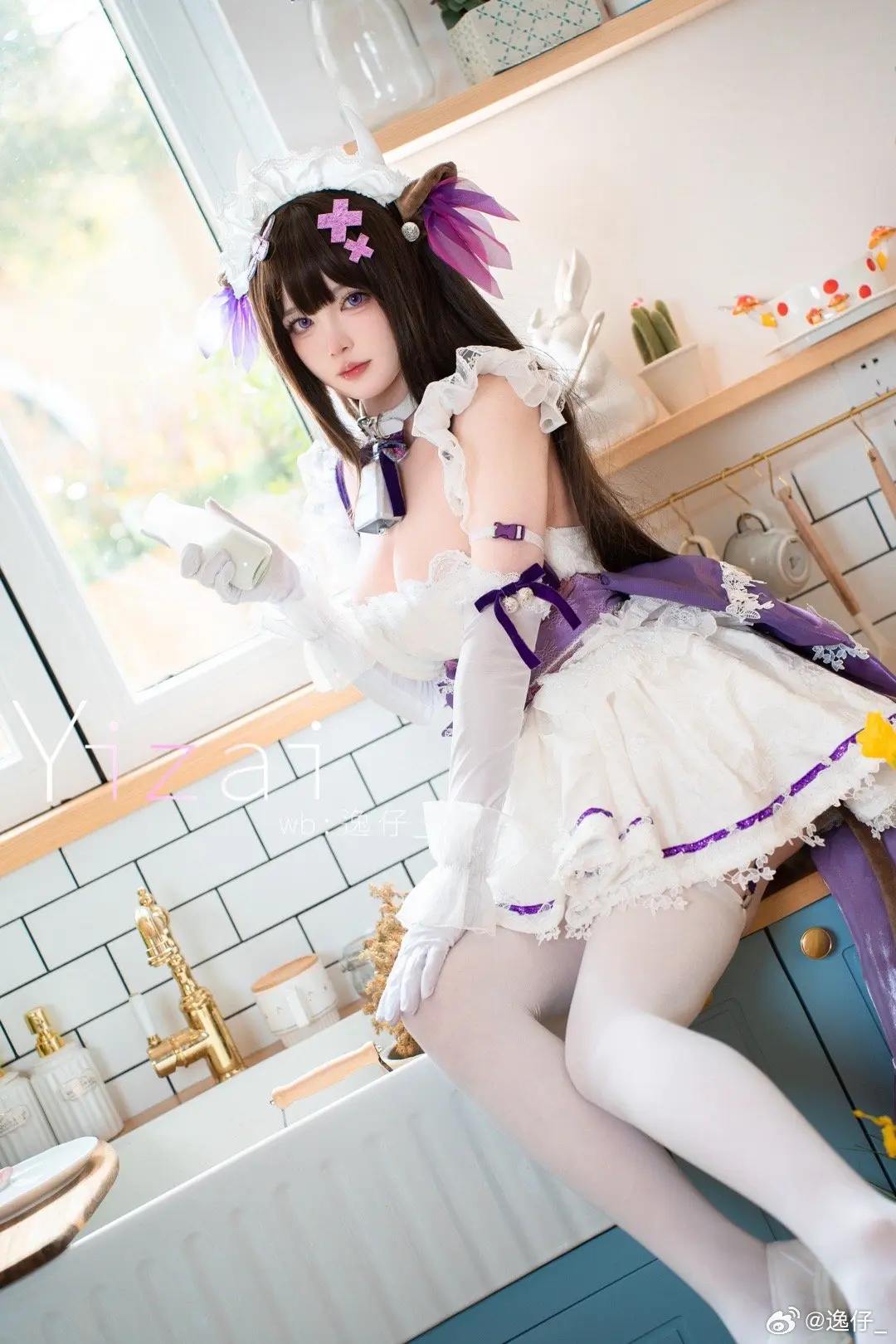 COSPLAY ♪~指挥官，我给您泡了茶哦。加了点牛奶的皇家风味……觉得得怎么样呢？碧蓝航线 樫野@逸仔_-公众号小姨ai
