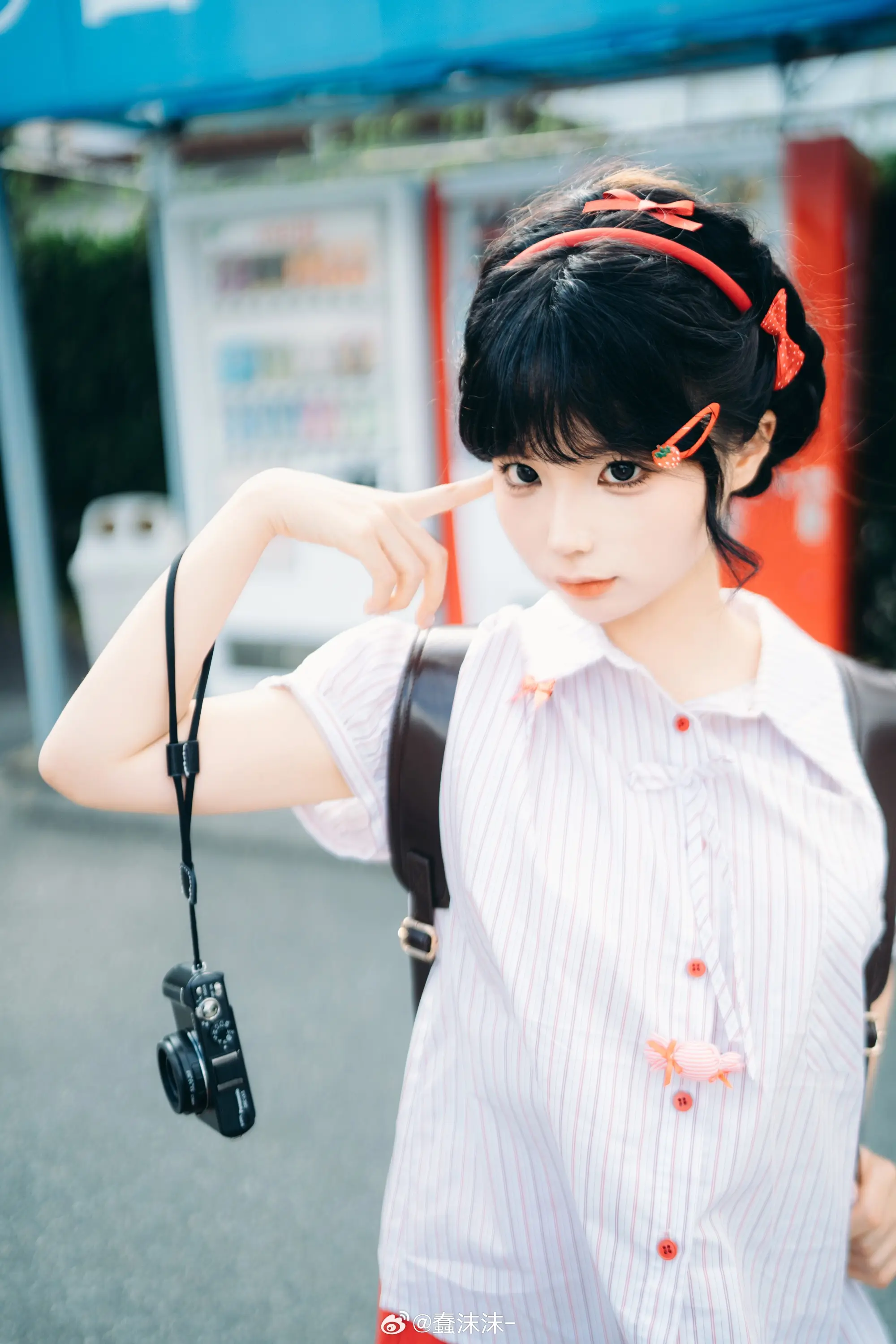 动漫Coser@蠢沫沫-《夏想》上册-造型⑤-红裙-公众号小姨ai