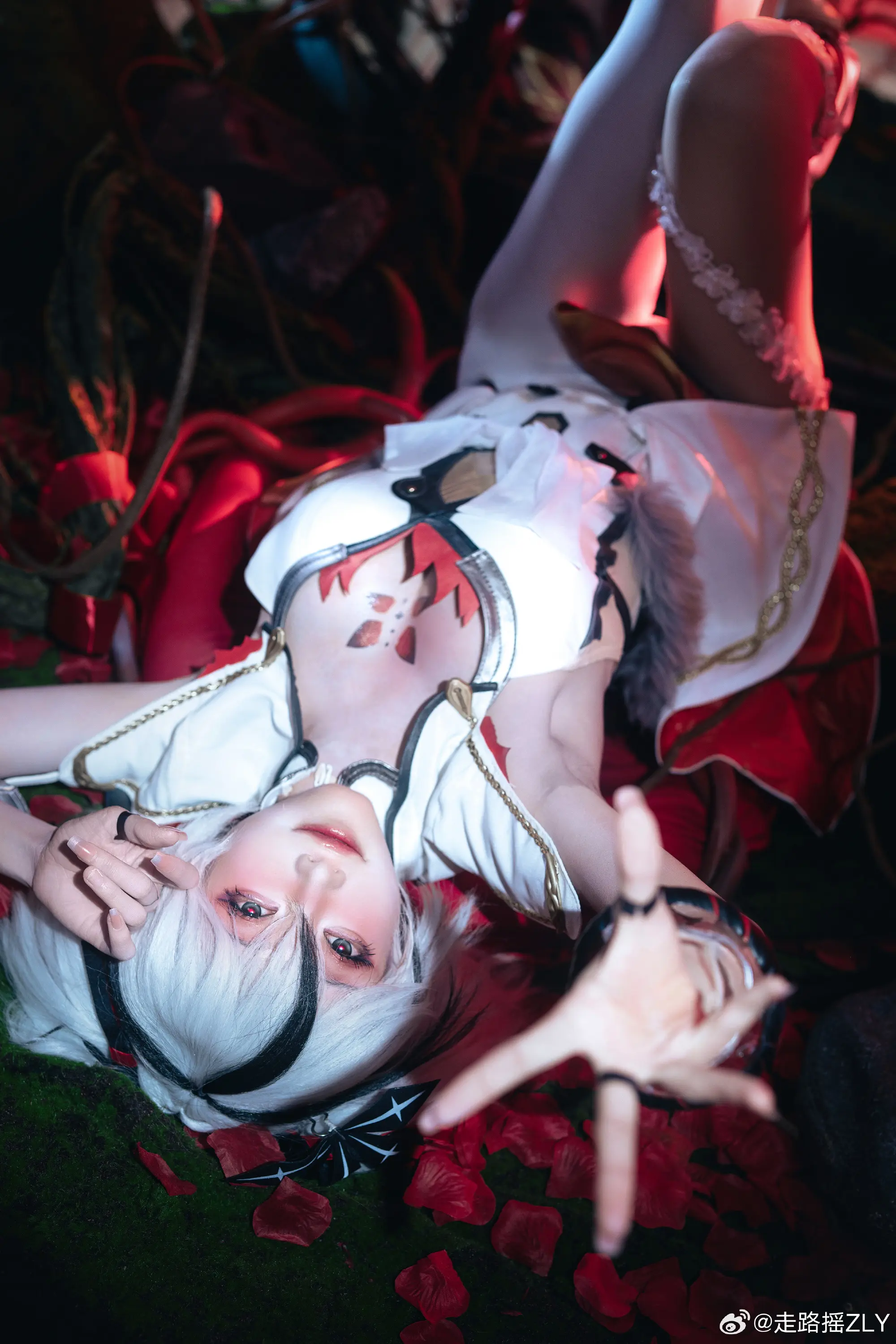 COSPLAY 终于等到椿椿了，她的一举一动都带给人惊喜！ 鸣潮 椿@走路摇ZLY-公众号小姨ai