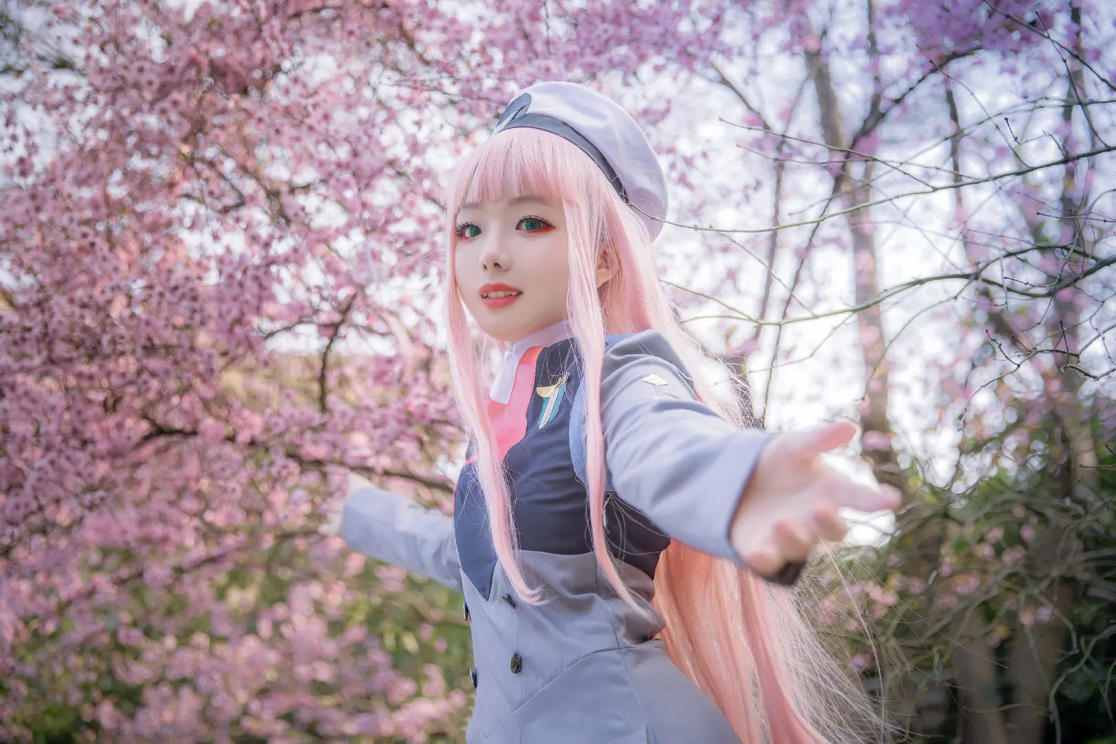《DARLING in the FRANXX》02cosplay，樱花是像02头发一样漂亮颜色的花-公众号小姨ai