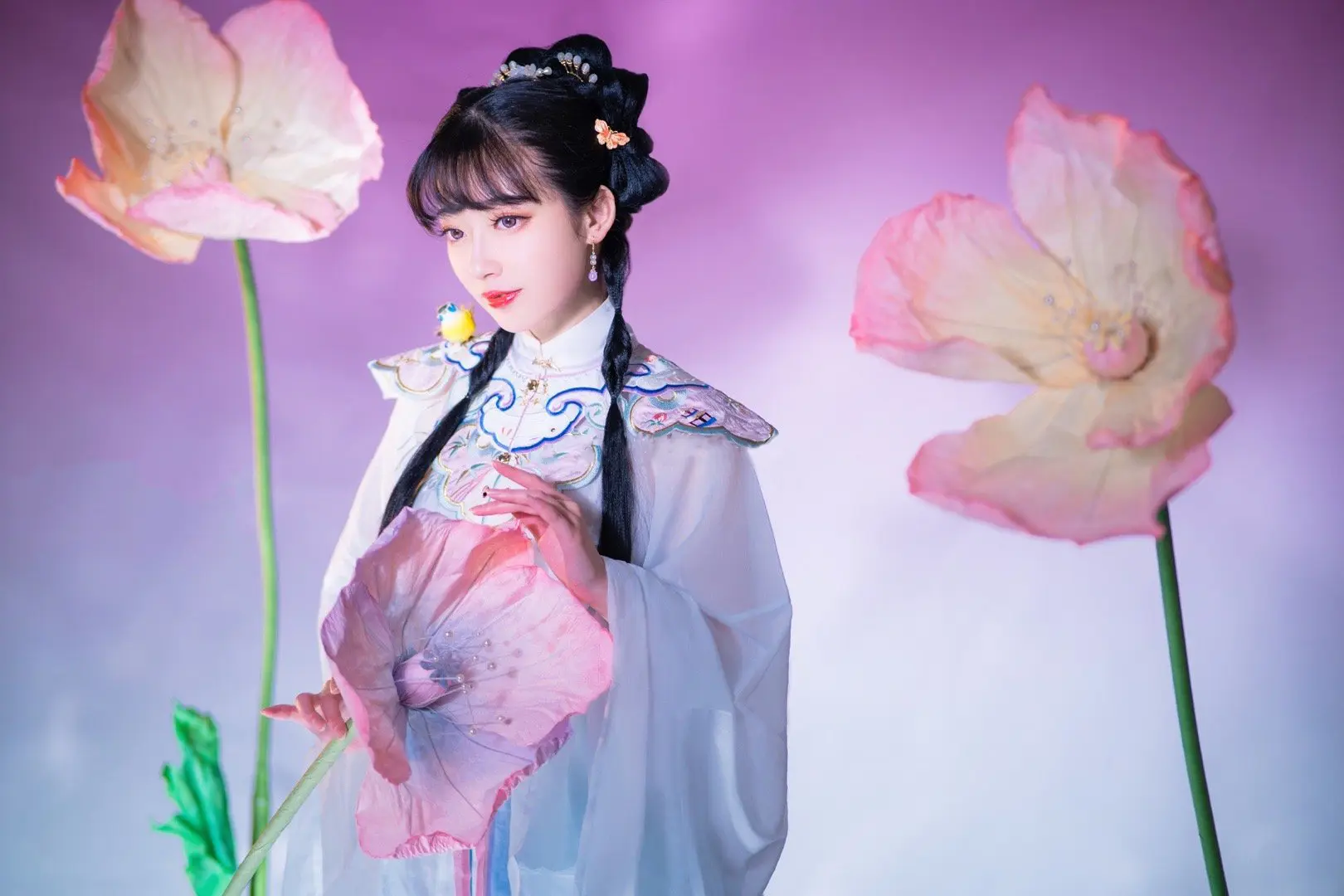 汉服私影，迷失在一场充满花香的梦里-公众号小姨ai