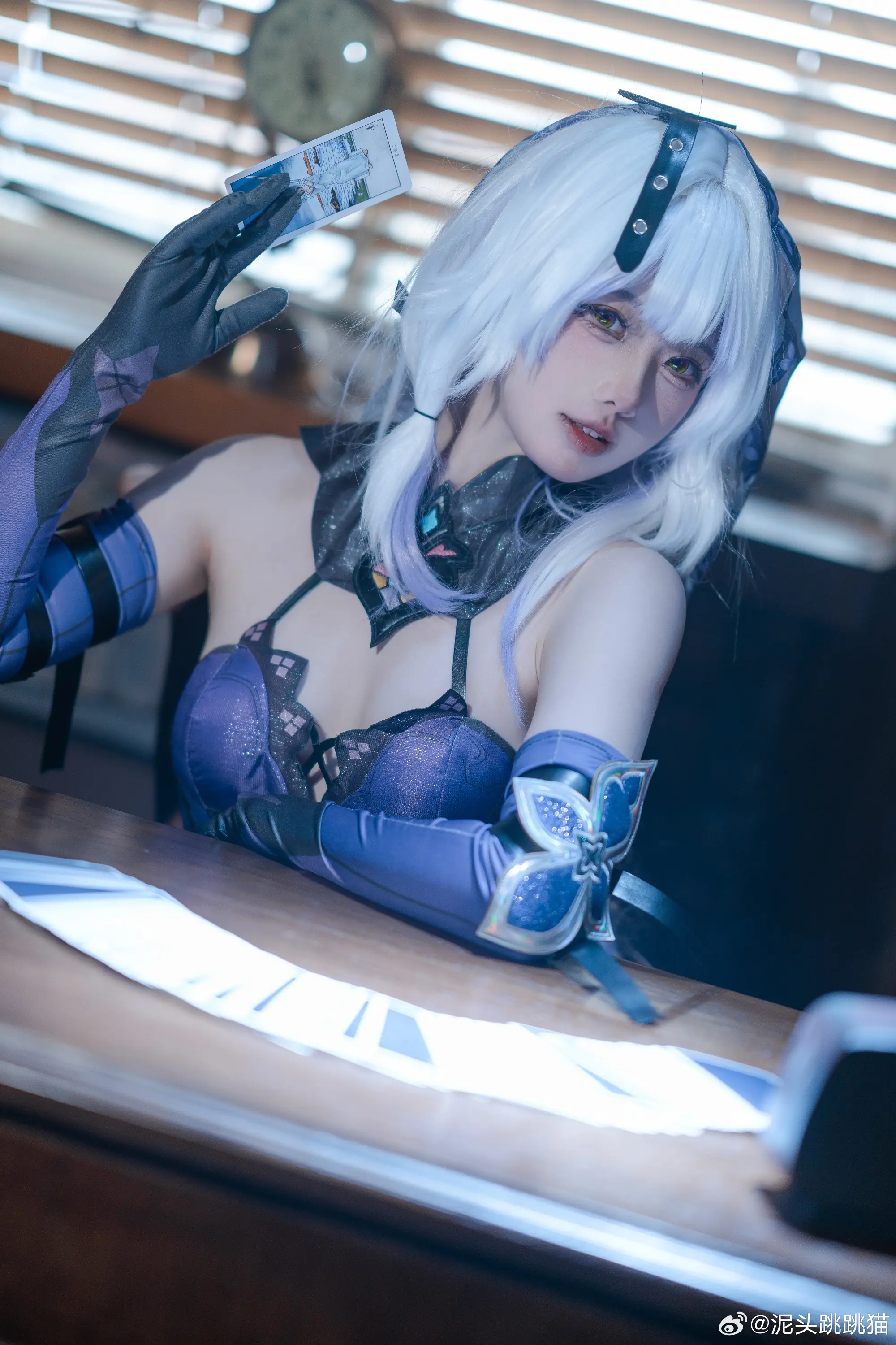 COSPLAY 最近过的怎么样？有烦心事的话，要让我替你占卜…决定选择吗？黑天鹅@泥头跳跳猫-公众号小姨ai