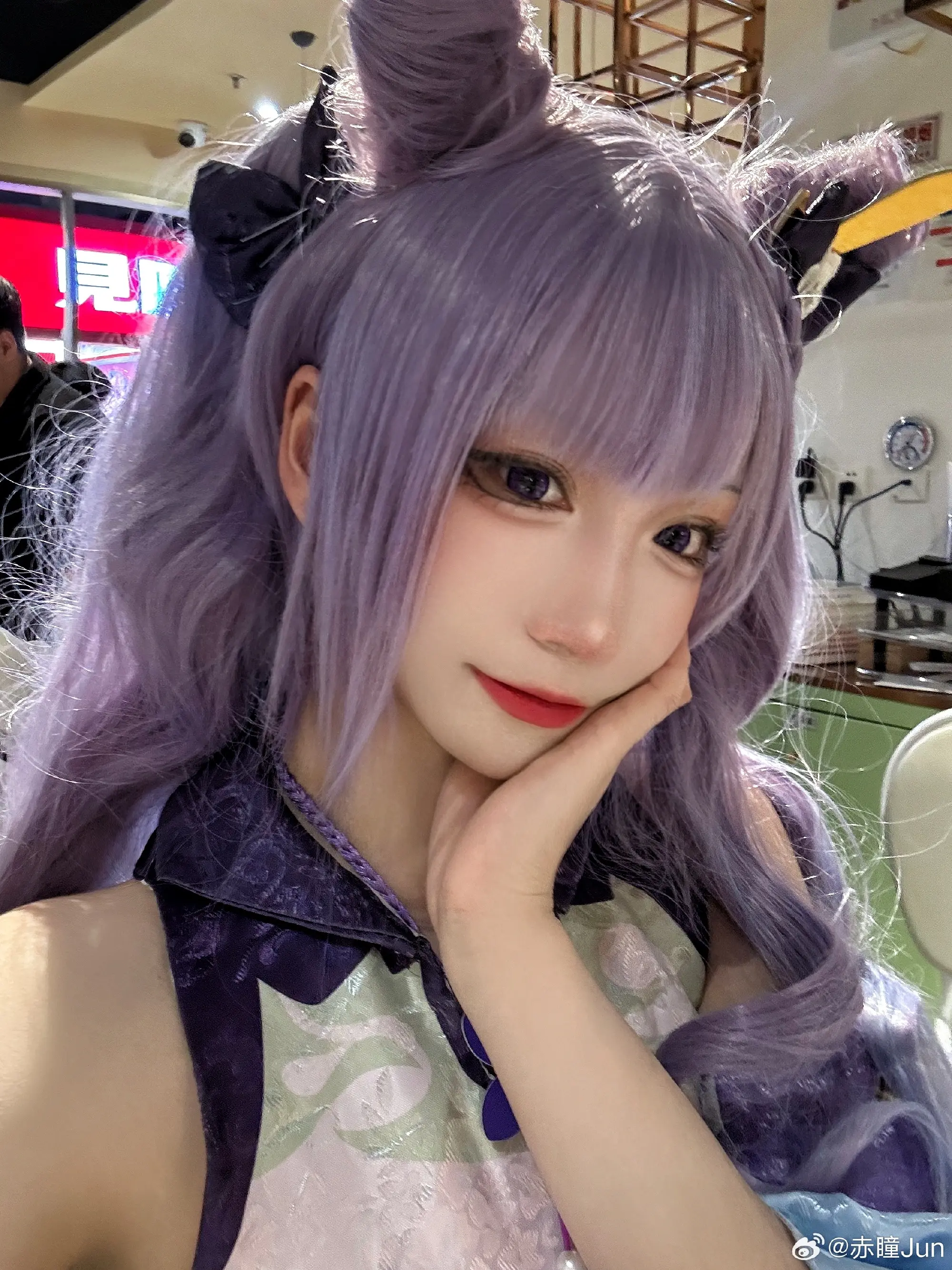 COSPLAY 拍完吃个饭！居然有人说是巴拉巴拉小魔仙！一定是没玩原神导致的jpg. 刻师傅！来碗牛杂🍜~！原神 刻晴@赤瞳Jun-公众号小姨ai