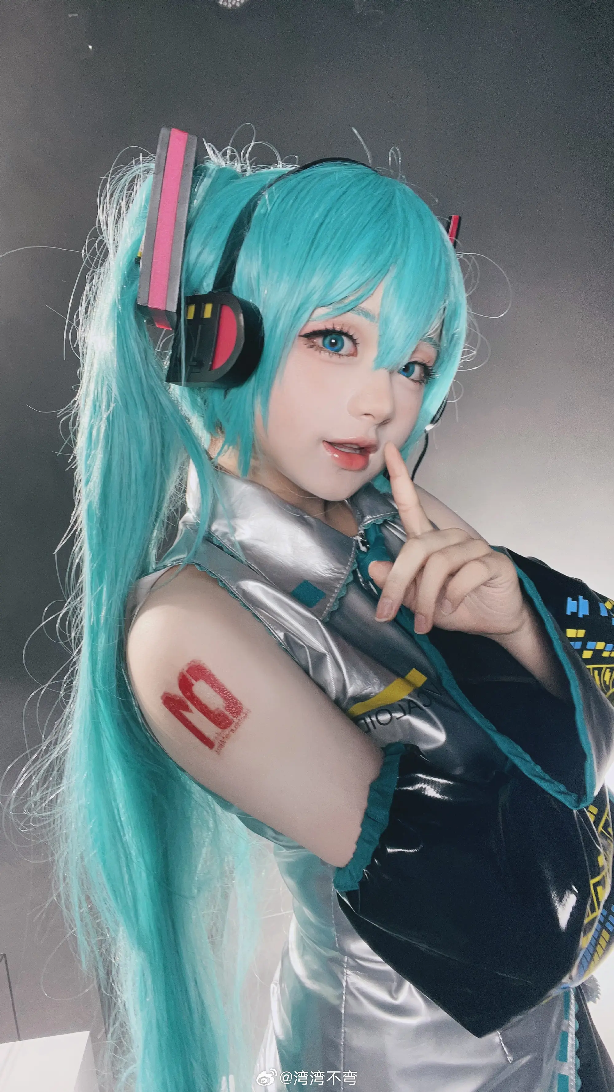cosplay 初音未来 世界第一公主殿下💚💙🩵 ​​​@湾湾不弯-公众号小姨ai