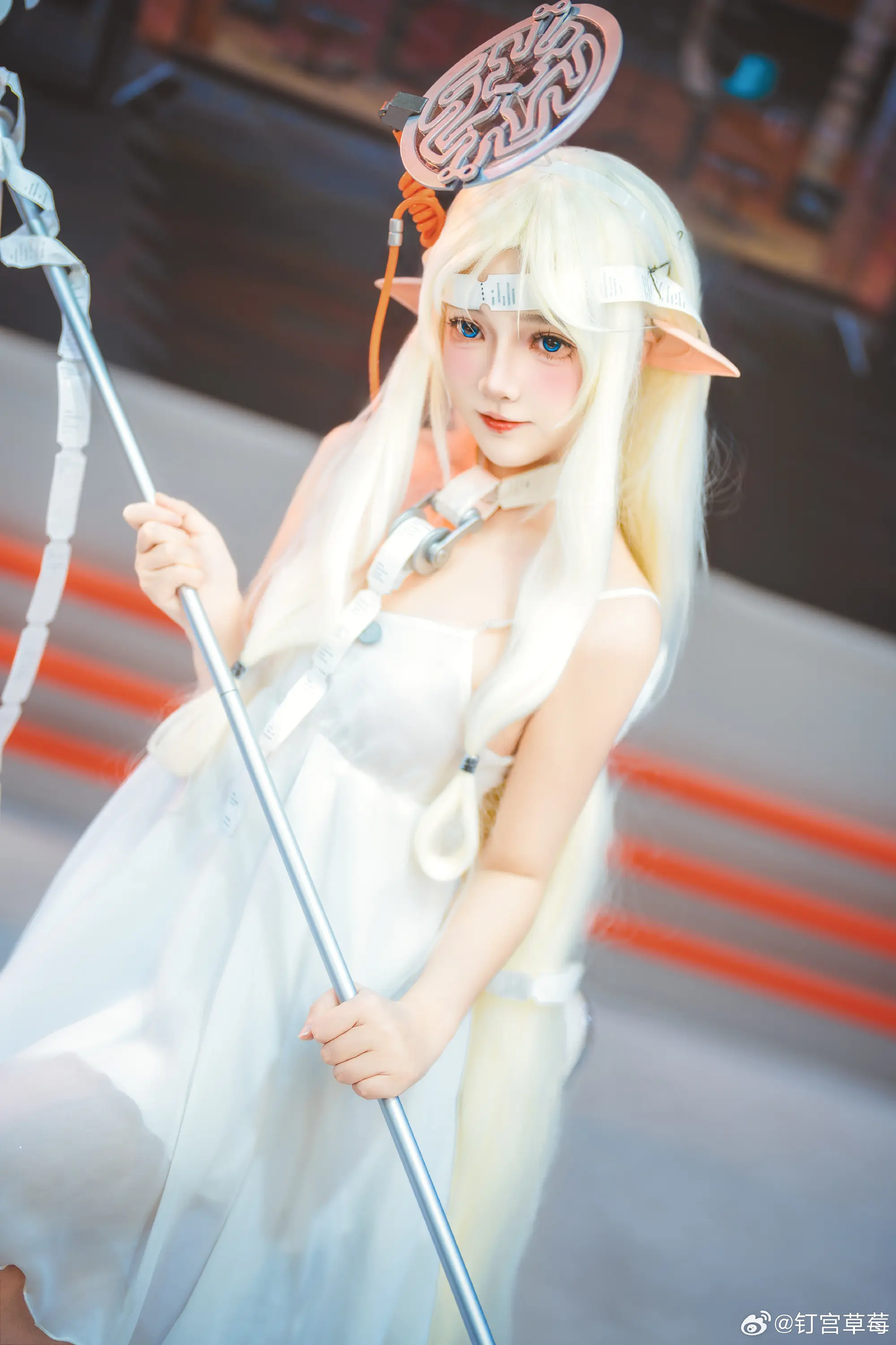 COSPLAY 这个白毛萝莉角色真的很像精灵捏！新月同行 恒沙@钉宫草莓-公众号小姨ai