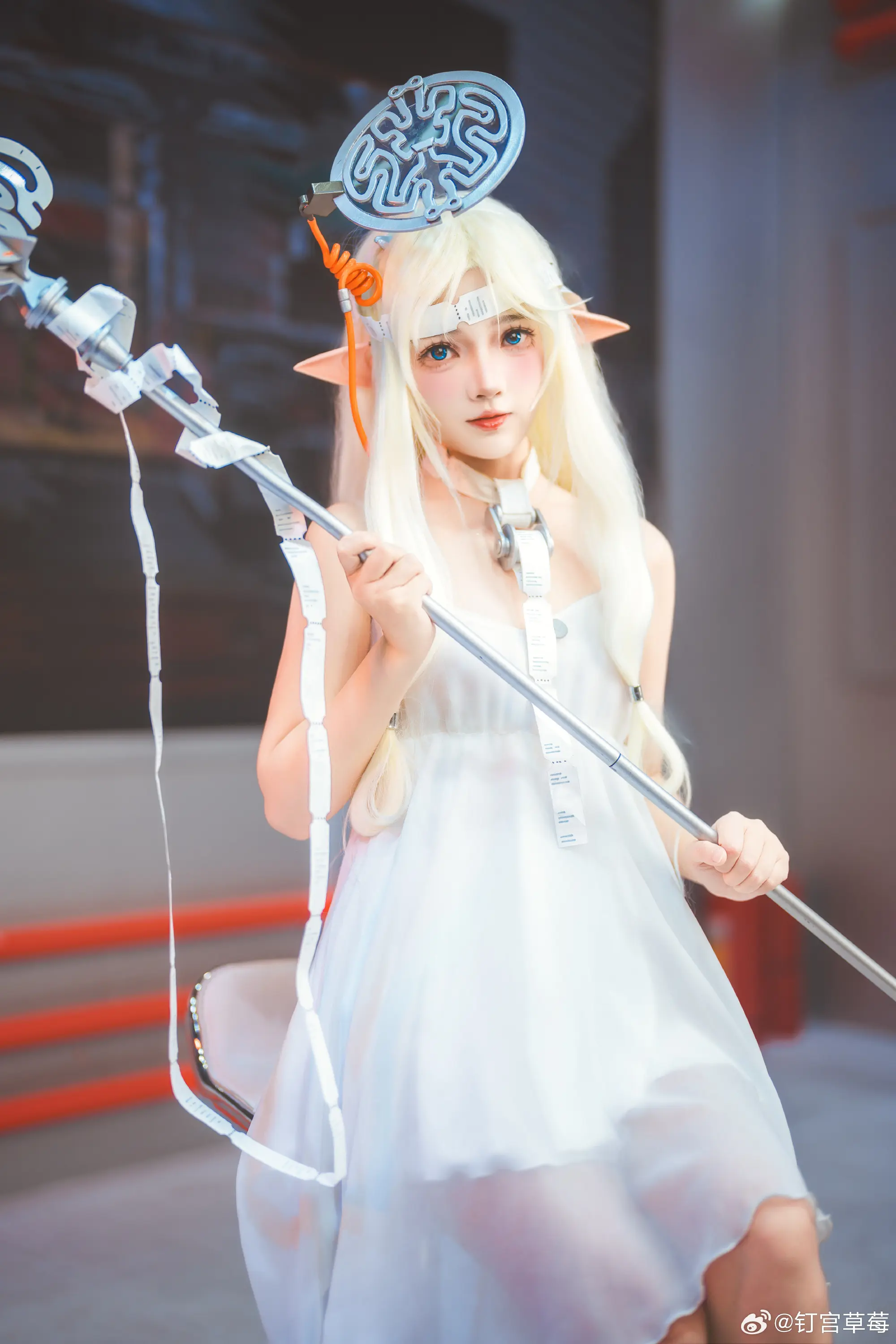 COSPLAY 这个白毛萝莉角色真的很像精灵捏!新月同行 恒沙@钉宫草莓-公众号小姨ai