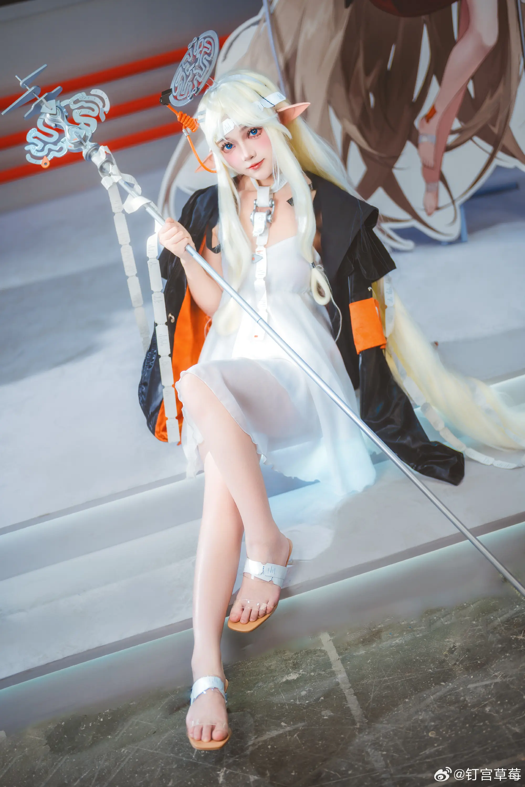 COSPLAY 这个白毛萝莉角色真的很像精灵捏!新月同行 恒沙@钉宫草莓-公众号小姨ai