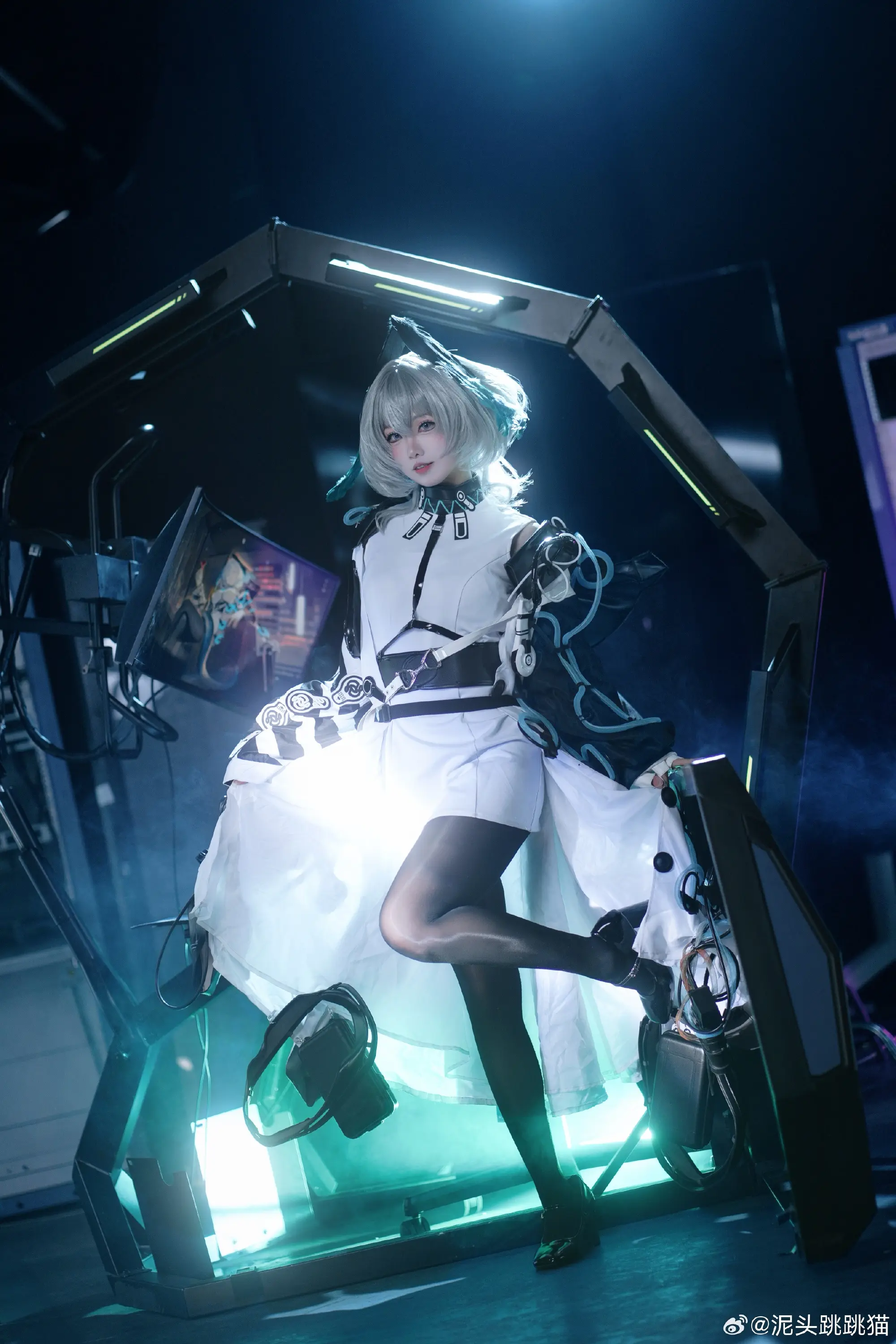 COSPLAY 博士，你在——躲着我？ 明日方舟 霍尔海雅@泥头跳跳猫-公众号小姨ai