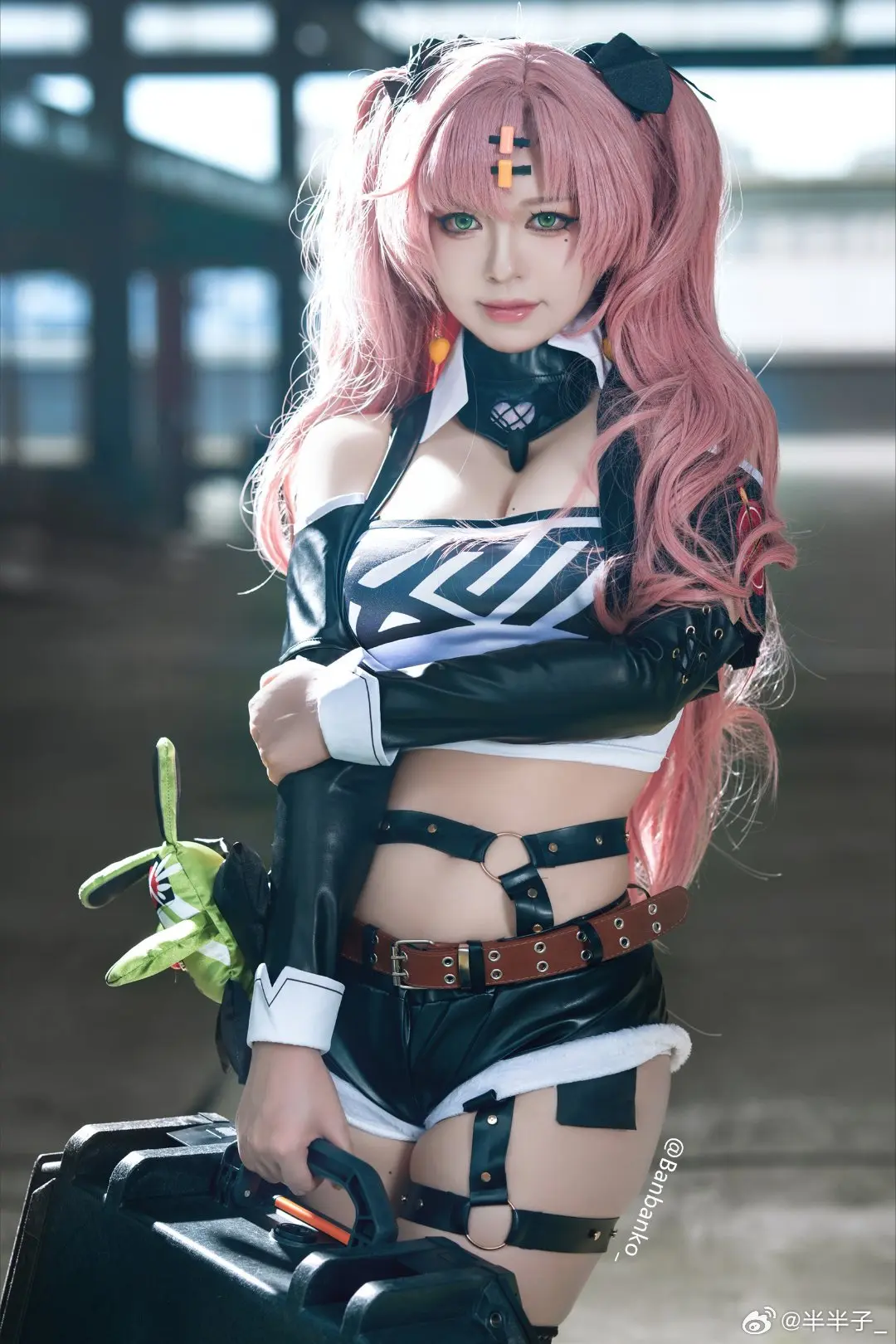 COSPLAY 狡兔出手，万事无忧💰 绝区零 妮可@半半子_-公众号小姨ai