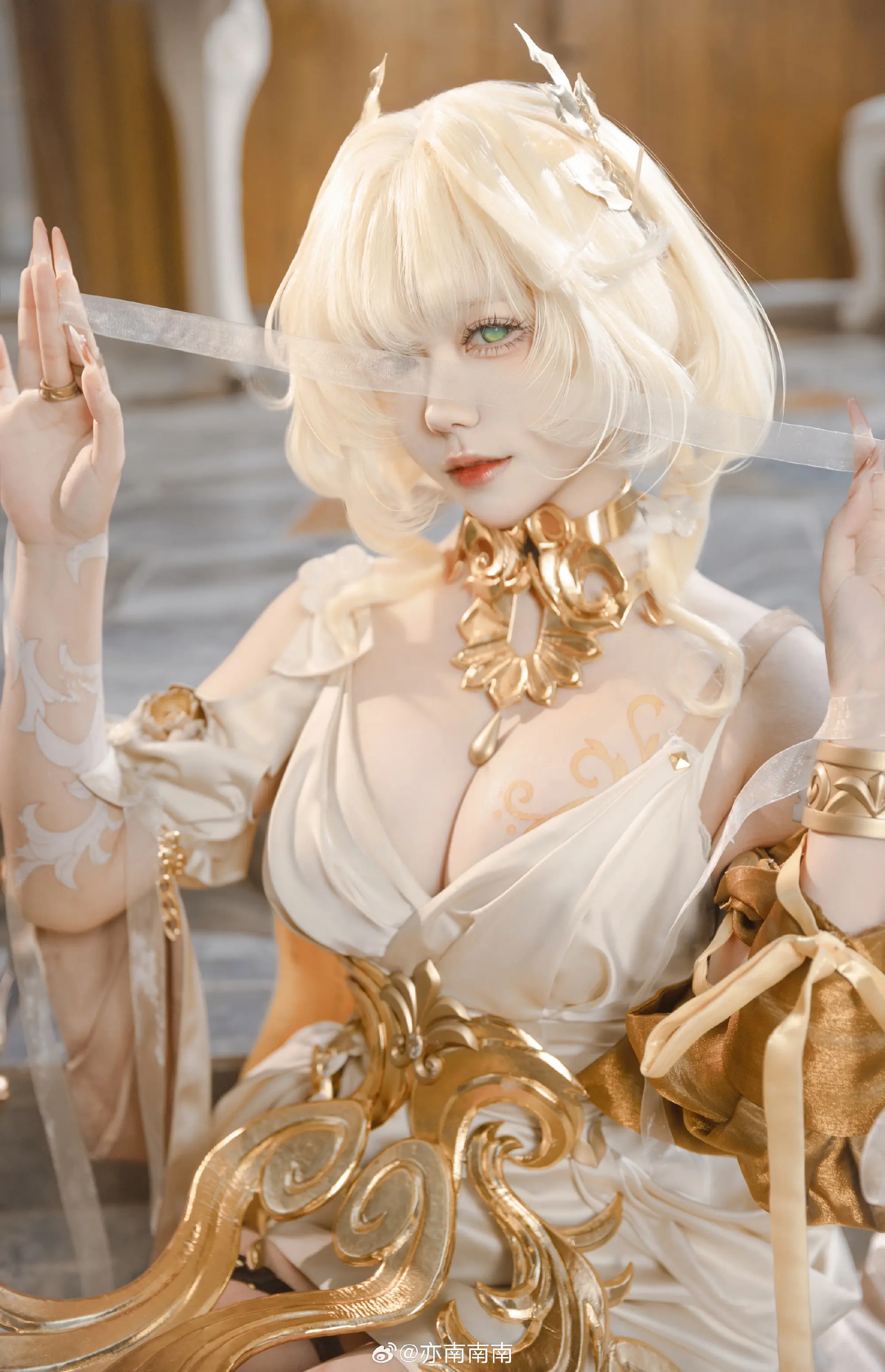 COSPLAY 在那黎明照拂的圣城，织者抚弄金丝，连缀命运。 星穹铁道 阿格莱雅@亦南南南-公众号小姨ai