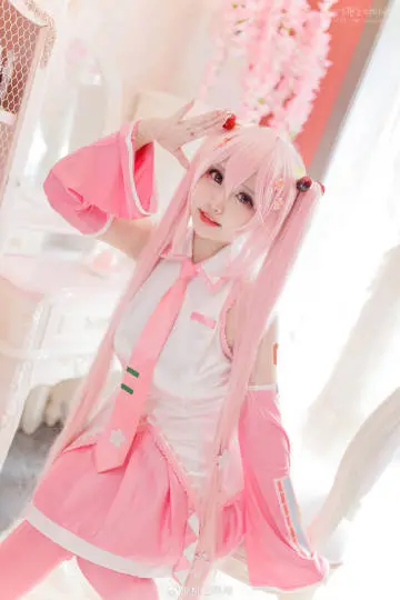 COSPLAY 樱初音 🌸春日的樱色妖精🌸@桃之啾啾-公众号小姨ai