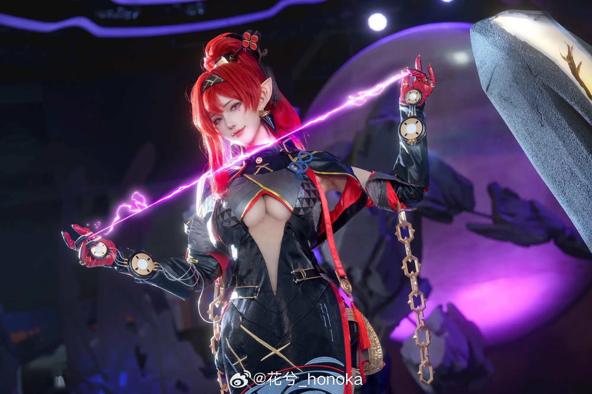 COSPLAY 哎呀～你更喜欢哪个我呢 鸣潮 白芷@花兮_honoka-公众号小姨ai