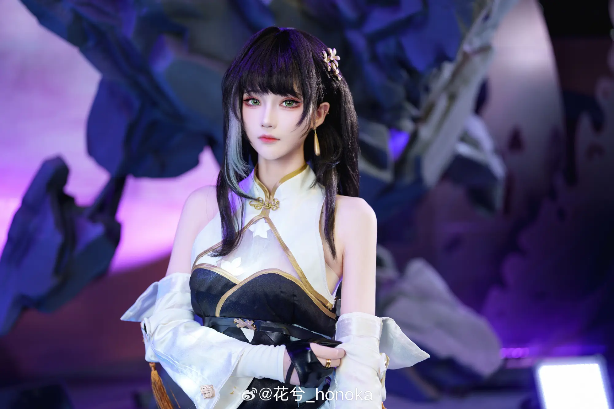 COSPLAY 哎呀~你更喜欢哪个我呢 鸣潮 白芷@花兮_honoka-公众号小姨ai