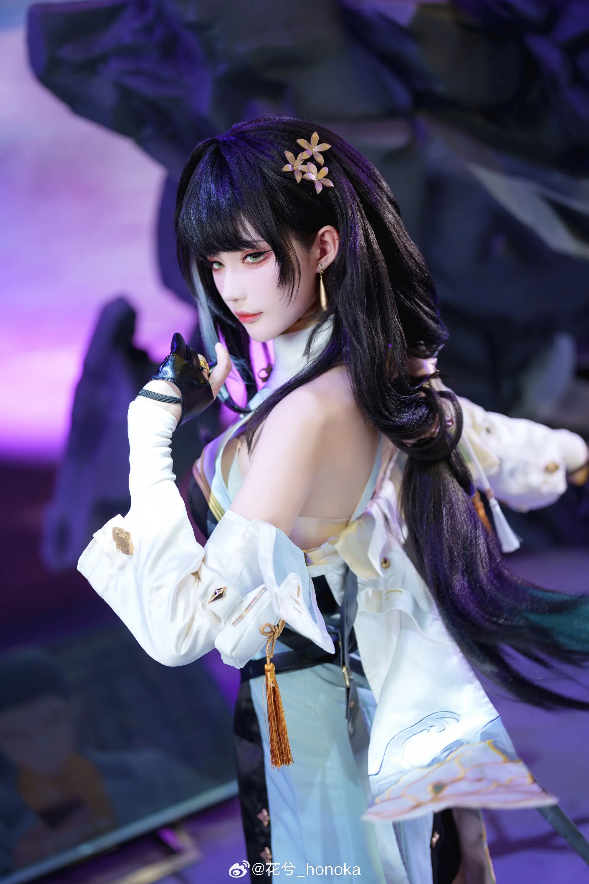 COSPLAY 哎呀～你更喜欢哪个我呢 鸣潮 白芷@花兮_honoka-公众号小姨ai