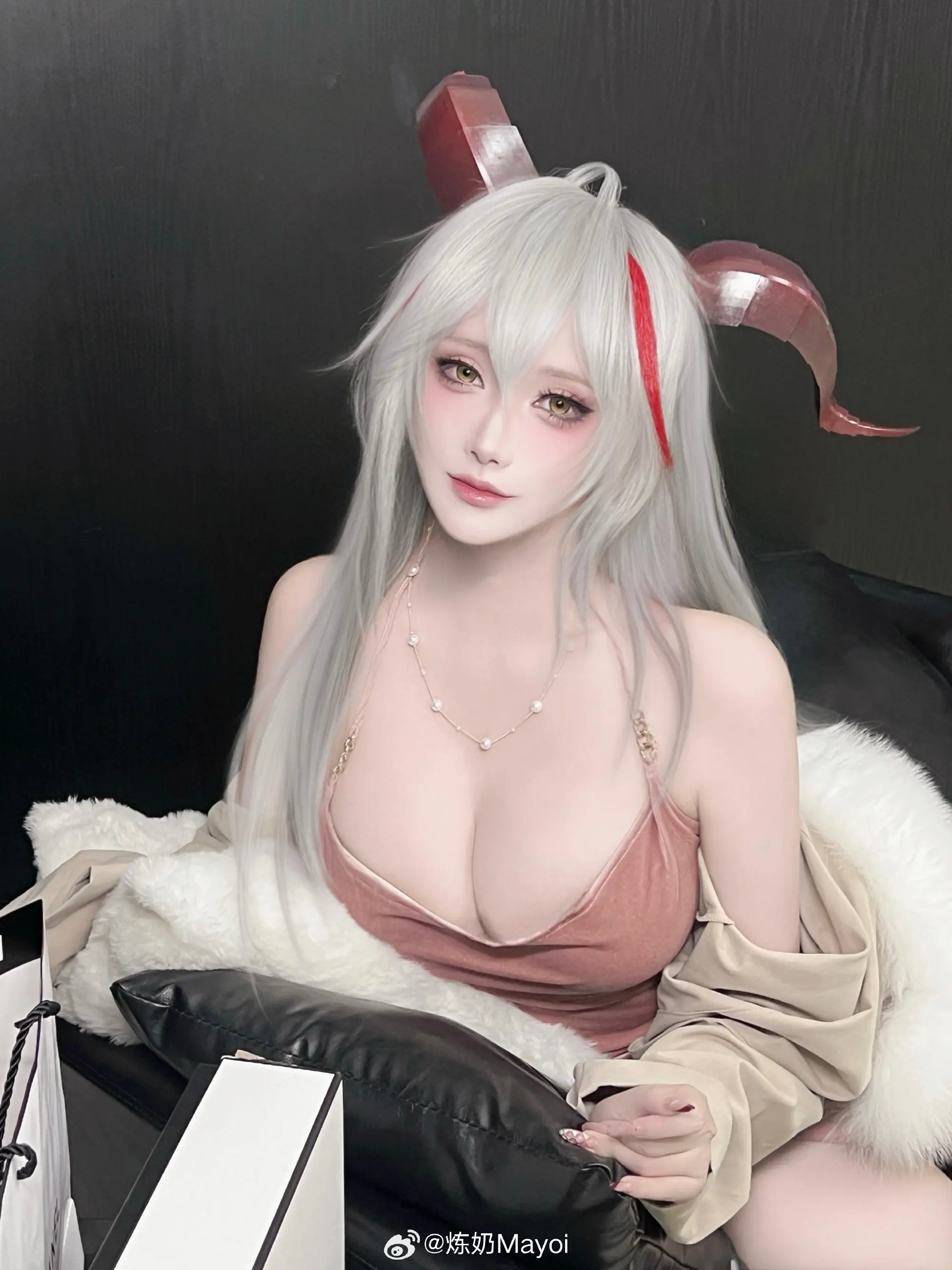 COSPLAY 你也想坐在这吗？沙发这么小，挤不下的……什、什么？！ 碧蓝航线 埃吉尔（埃格妮丝）@炼奶Mayoi-公众号小姨ai