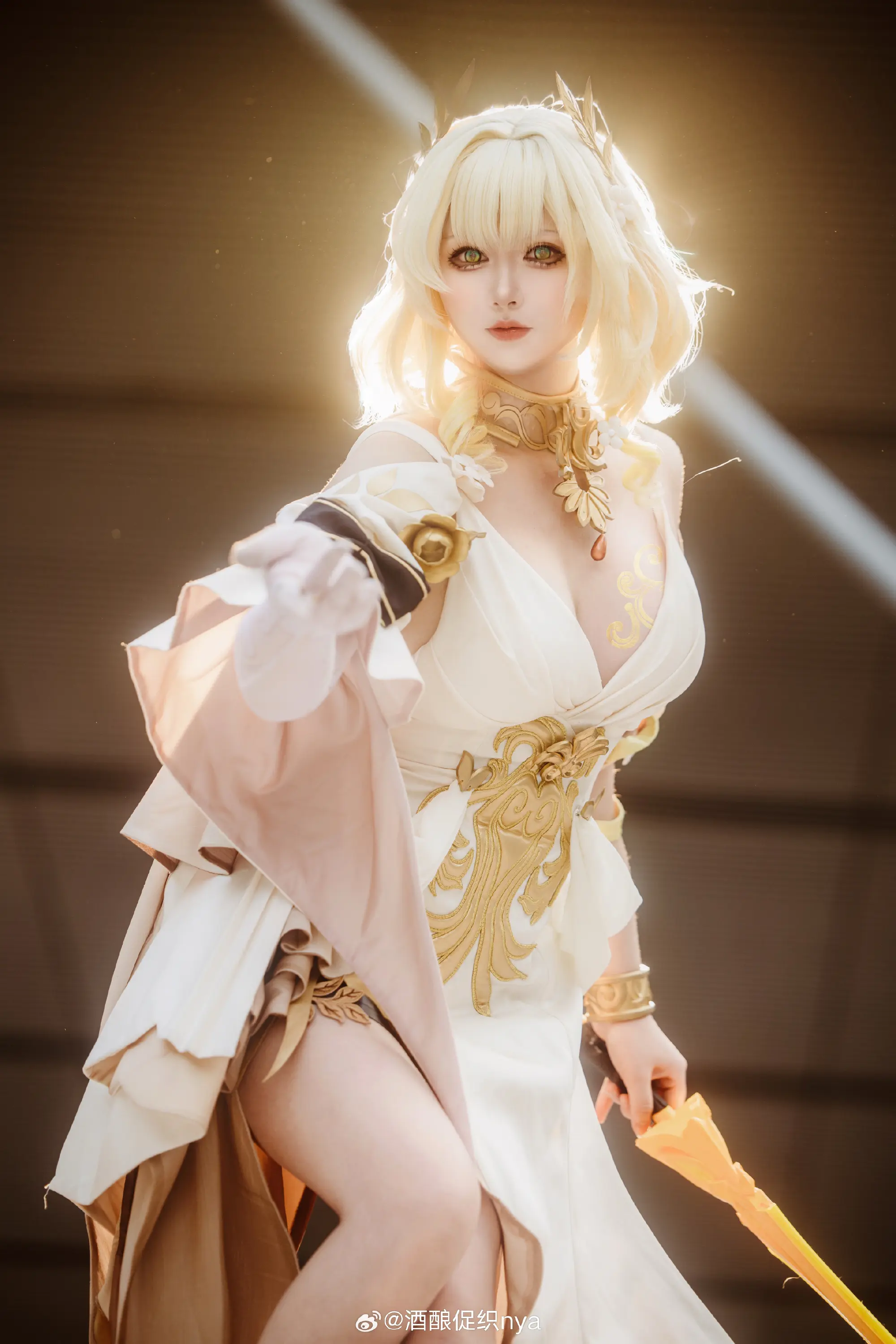 COSPLAY 织者抚弄金丝，连缀命运。 崩坏：星穹铁道 阿格莱雅@酒酿促织nya-公众号小姨ai