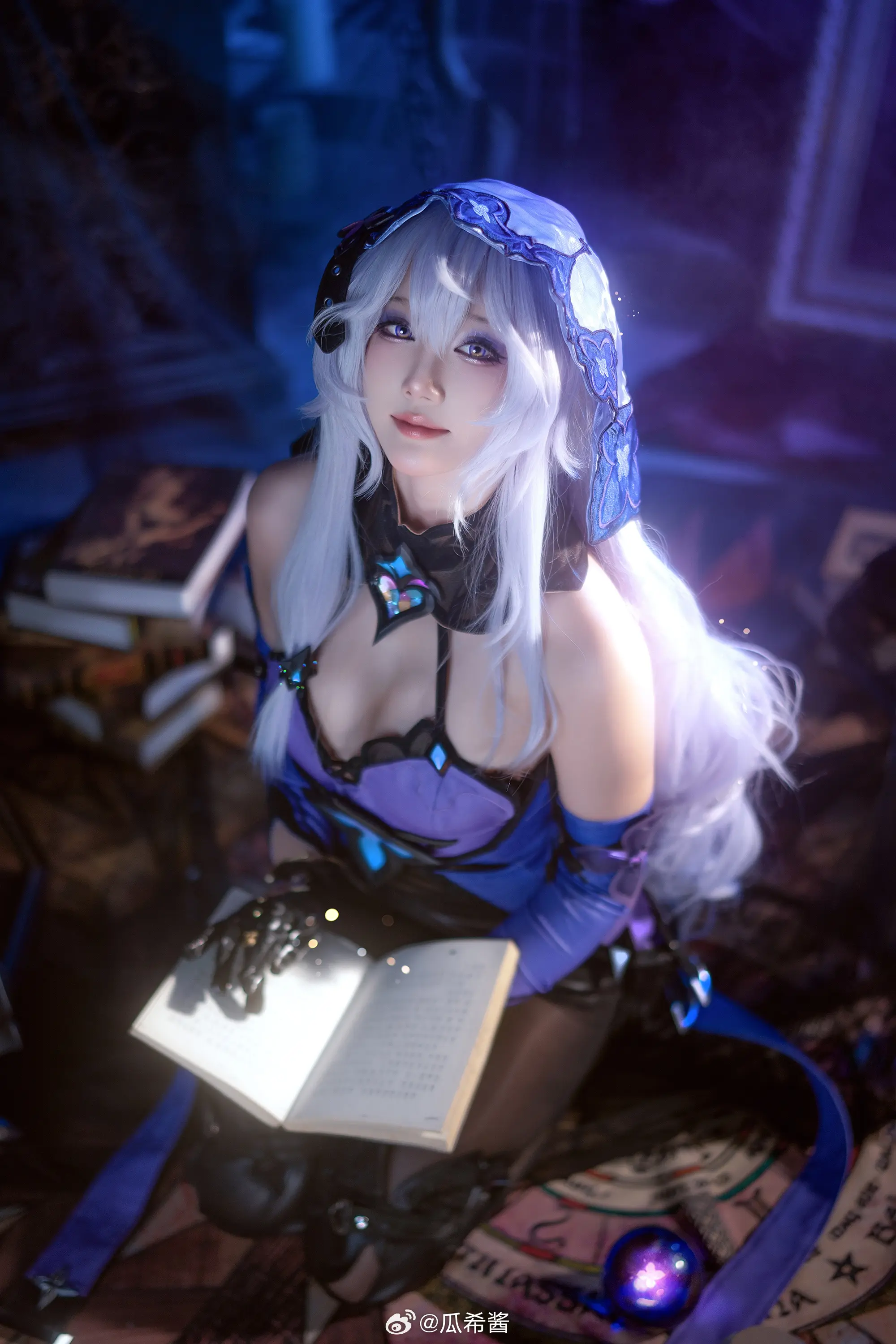 COSPLAY 无数流星划过今夜的天空，如果选中了正确的那一颗……它将把你的愿望，带向千百个世界。 星穹铁道黑天鹅@瓜希酱-公众号小姨ai