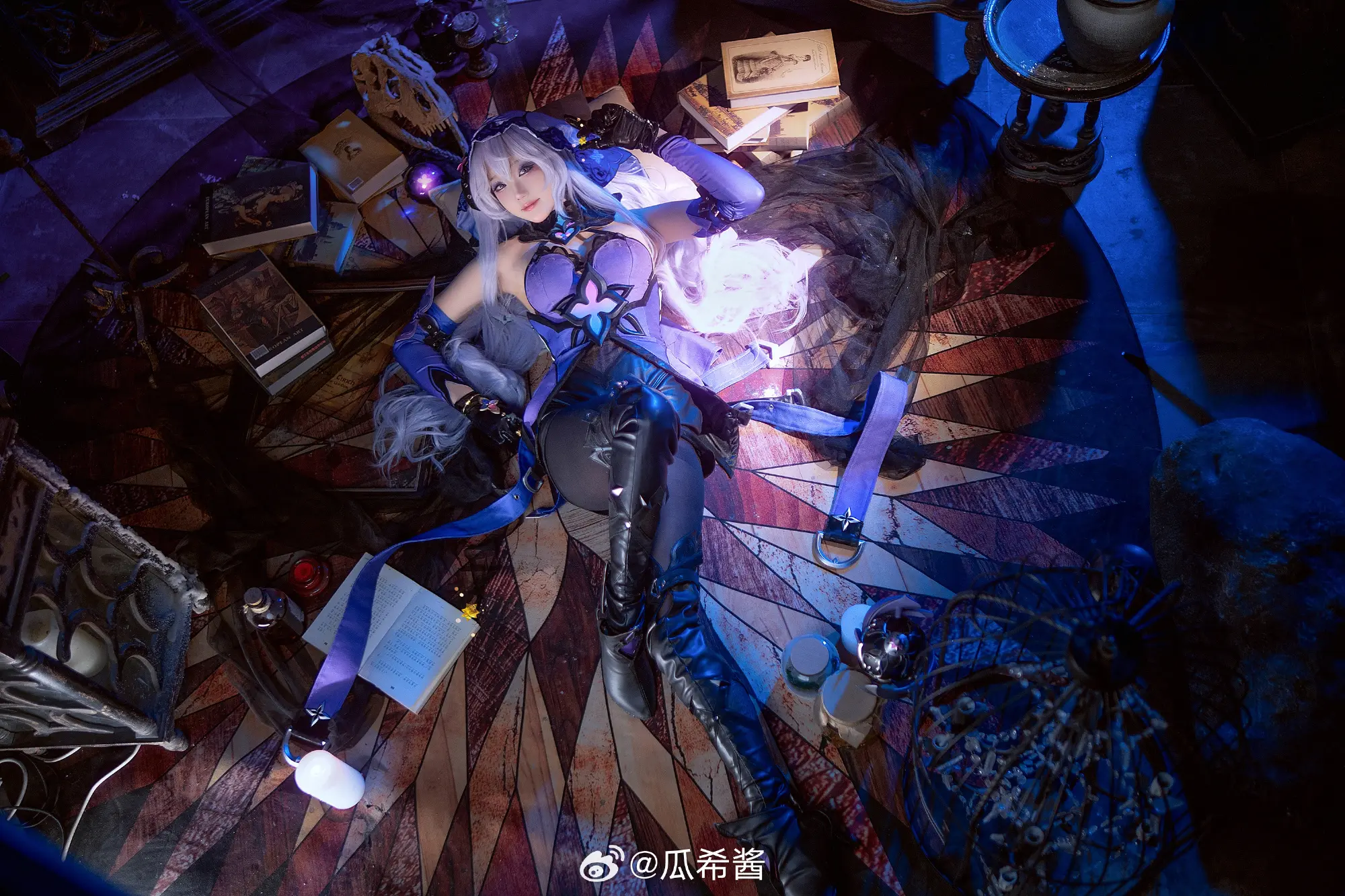 COSPLAY 无数流星划过今夜的天空，如果选中了正确的那一颗……它将把你的愿望，带向千百个世界。 星穹铁道黑天鹅@瓜希酱 COSPLAY-第2张