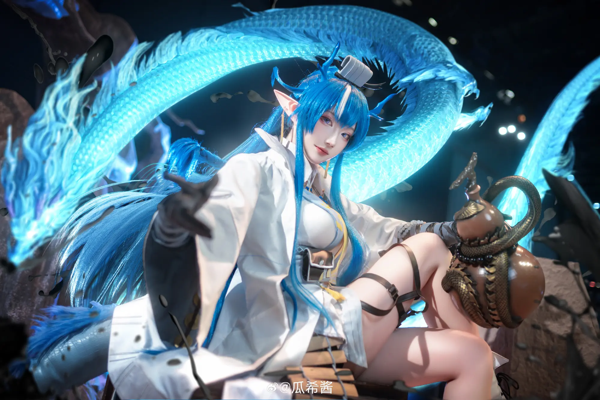 COSPLAY 尚未见天开月明，海走冰散，真等到世人皆醒，也不过枯枝一新芽，真要大醉一场，还为时尚早……博士呀，你咋能说我醉了呢？ 明日方舟@瓜希酱-公众号小姨ai