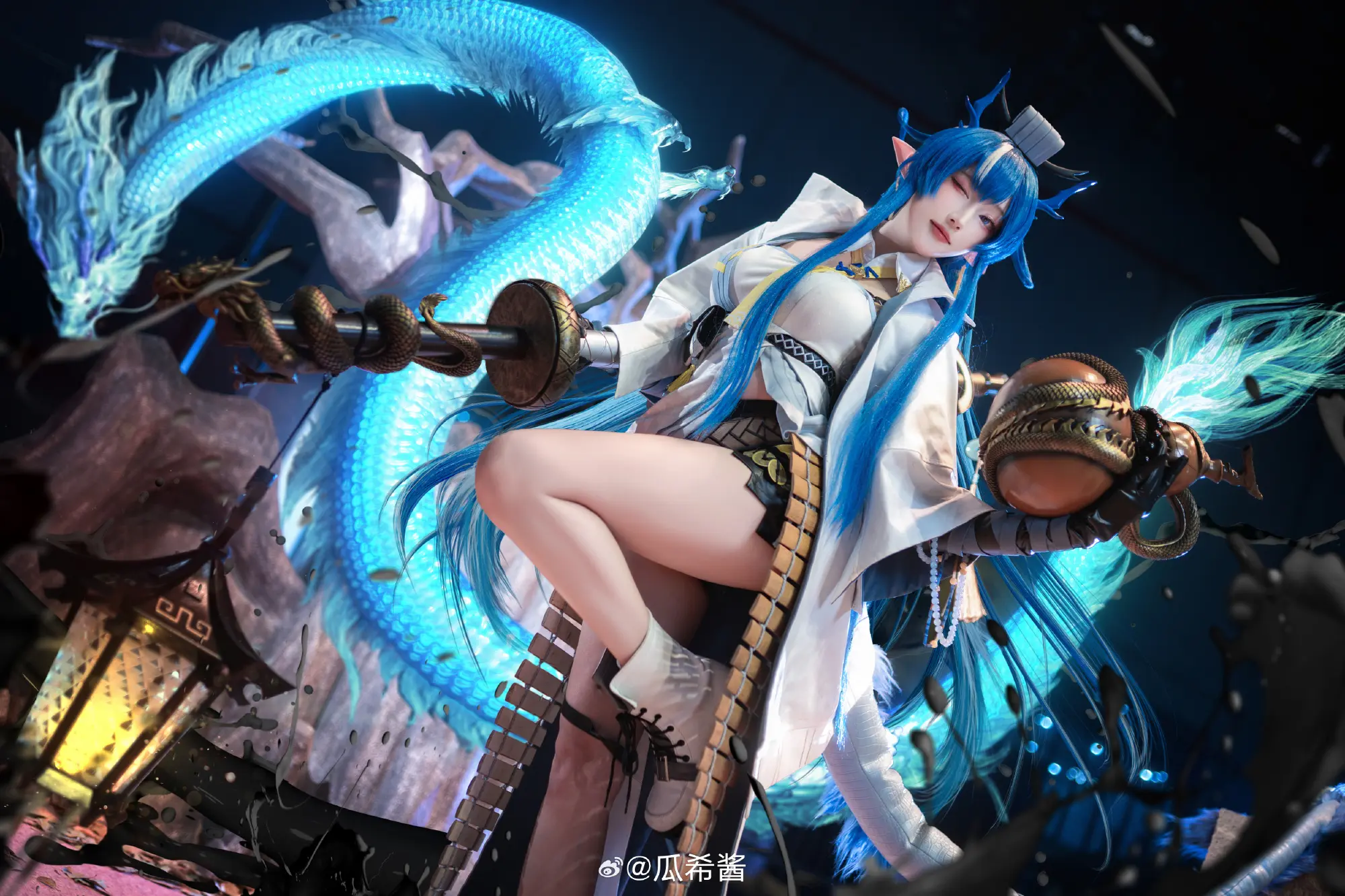 COSPLAY 尚未见天开月明，海走冰散，真等到世人皆醒，也不过枯枝一新芽，真要大醉一场，还为时尚早……博士呀，你咋能说我醉了呢？ 明日方舟@瓜希酱-公众号小姨ai