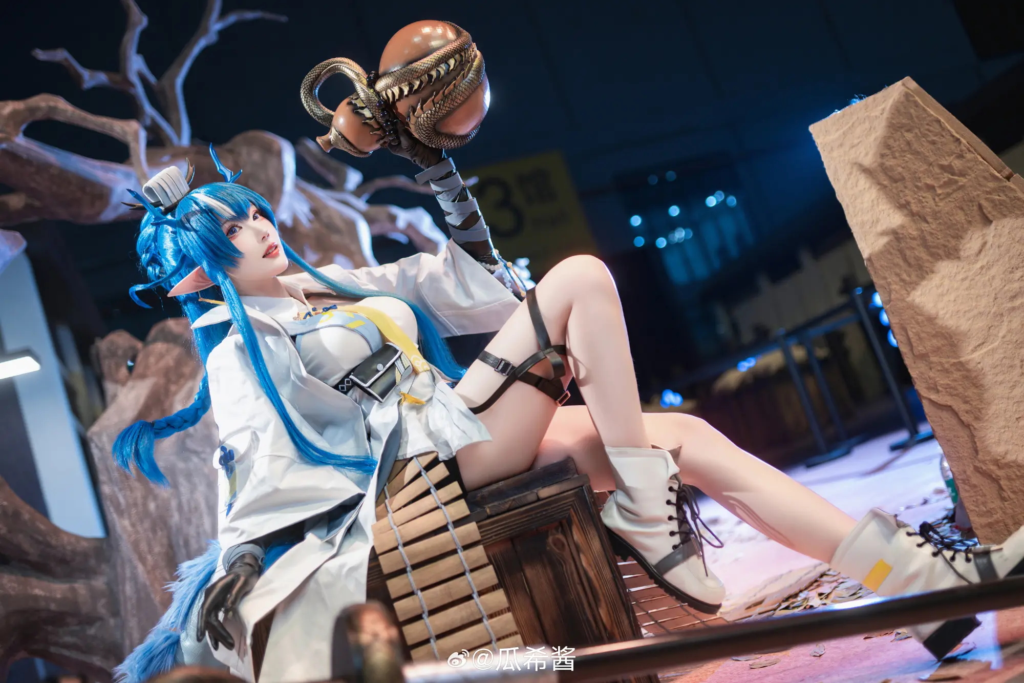 COSPLAY 尚未见天开月明，海走冰散，真等到世人皆醒，也不过枯枝一新芽，真要大醉一场，还为时尚早……博士呀，你咋能说我醉了呢？ 明日方舟@瓜希酱-公众号小姨ai