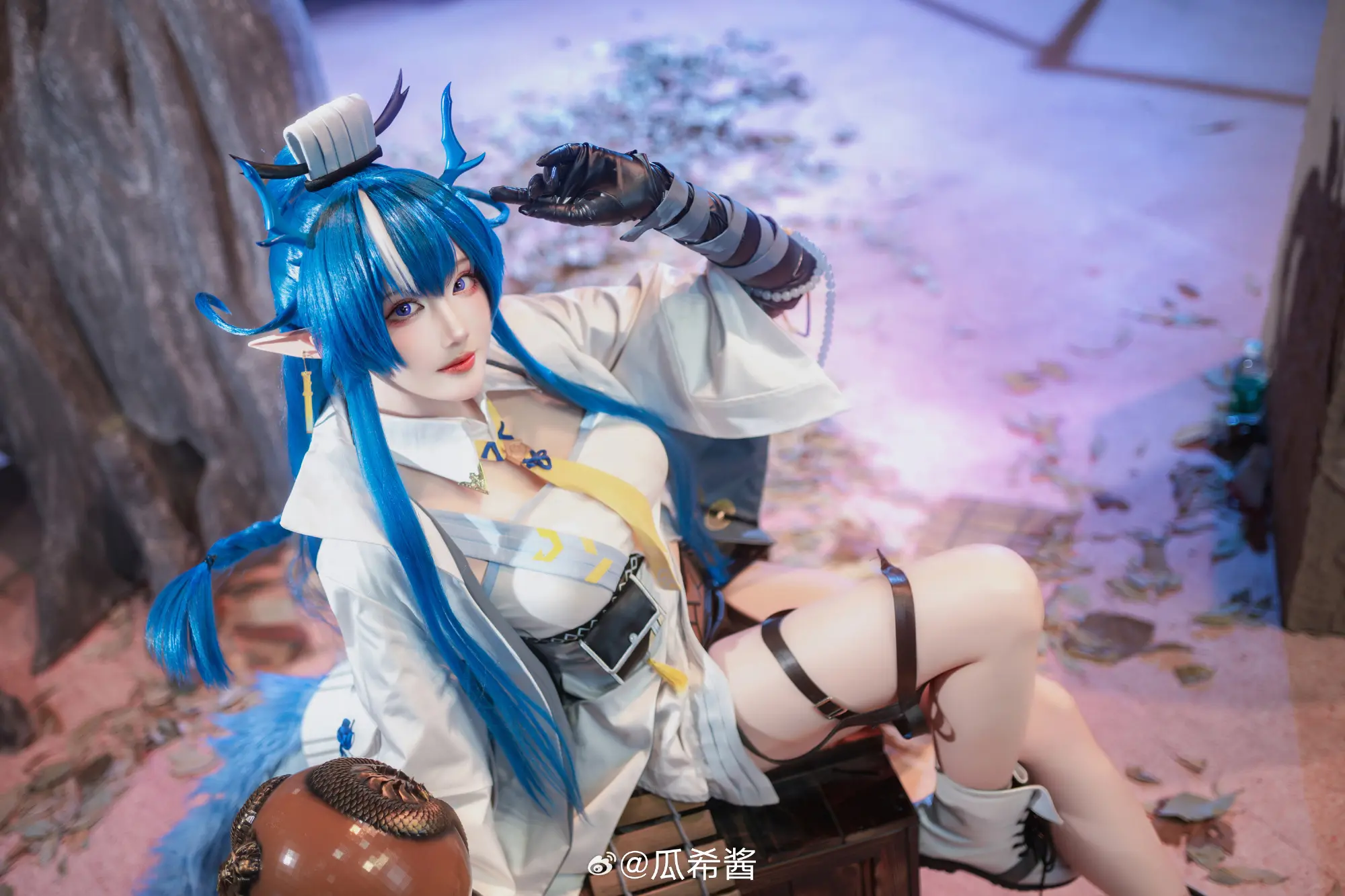 COSPLAY 尚未见天开月明，海走冰散，真等到世人皆醒，也不过枯枝一新芽，真要大醉一场，还为时尚早……博士呀，你咋能说我醉了呢？ 明日方舟@瓜希酱-公众号小姨ai