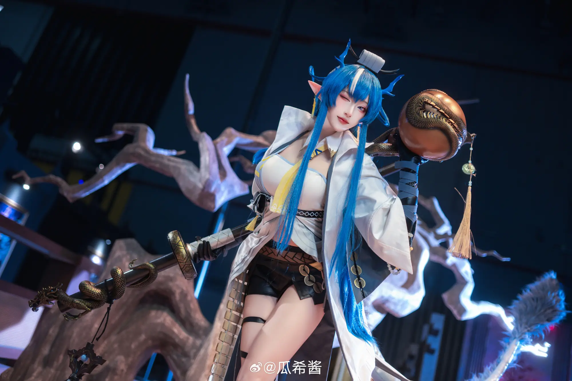 COSPLAY 尚未见天开月明，海走冰散，真等到世人皆醒，也不过枯枝一新芽，真要大醉一场，还为时尚早……博士呀，你咋能说我醉了呢？ 明日方舟@瓜希酱 COSPLAY-第5张