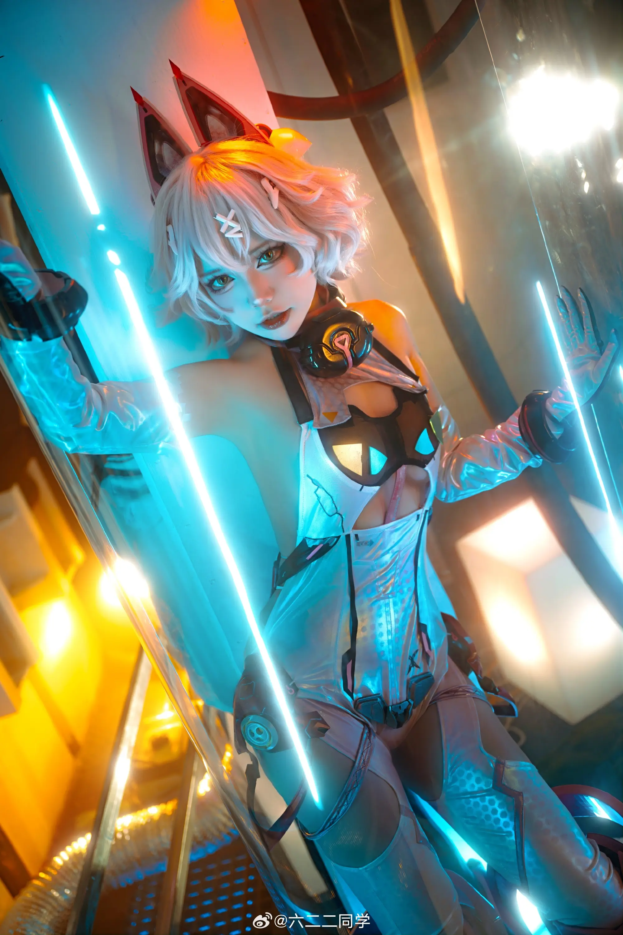 COSPLAY 代号绯猁，防火猫前来报到，就这样喵～ 交错战线@六二二同学-公众号小姨ai