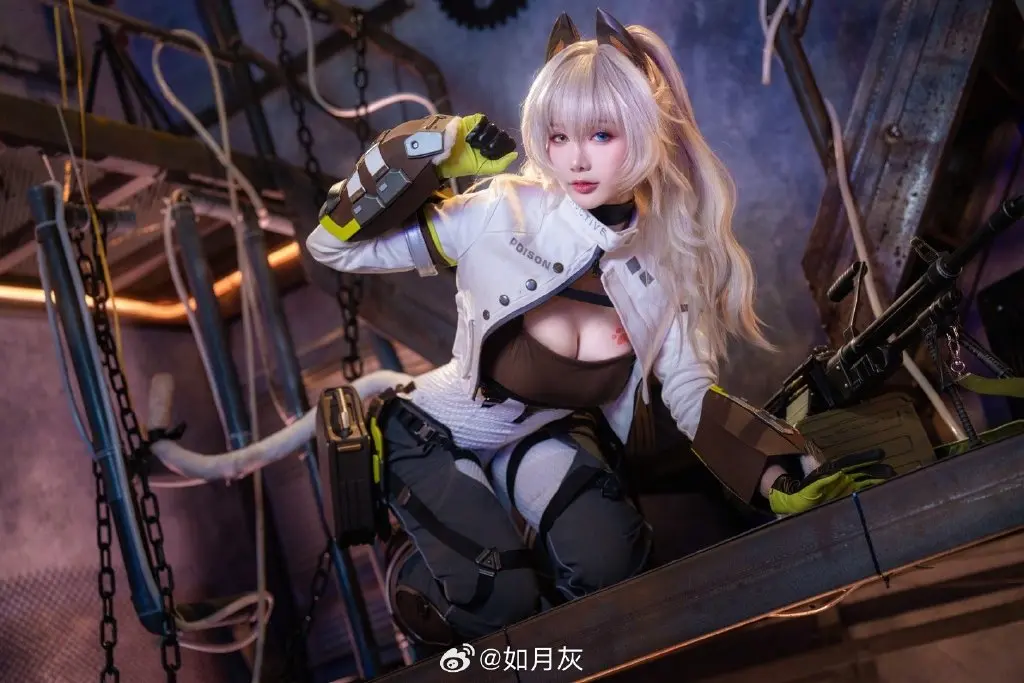 COSPLAY 即使是指挥官您，也不能够换掉我的装饰哦。  少前2追放 佩里提亚@如月灰-公众号小姨ai