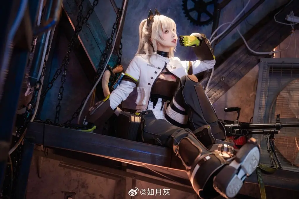 COSPLAY 即使是指挥官您，也不能够换掉我的装饰哦。  少前2追放 佩里提亚@如月灰 COSPLAY-第8张