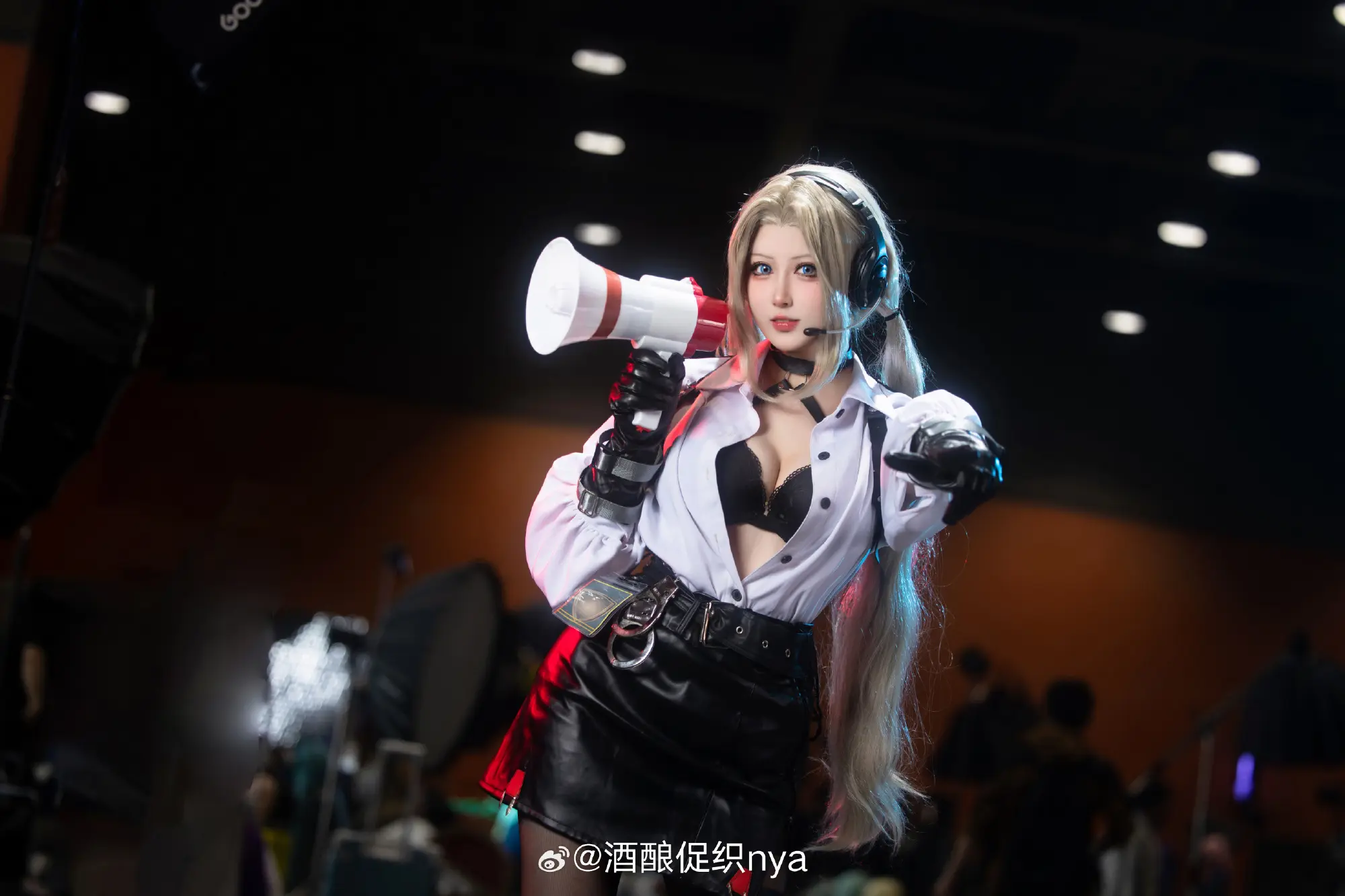 正好，就由指挥官同志来帮我试试这副手铐够不够坚固吧？哼哼哼～ 碧蓝航线@酒酿促织nya COSPLAY-第6张