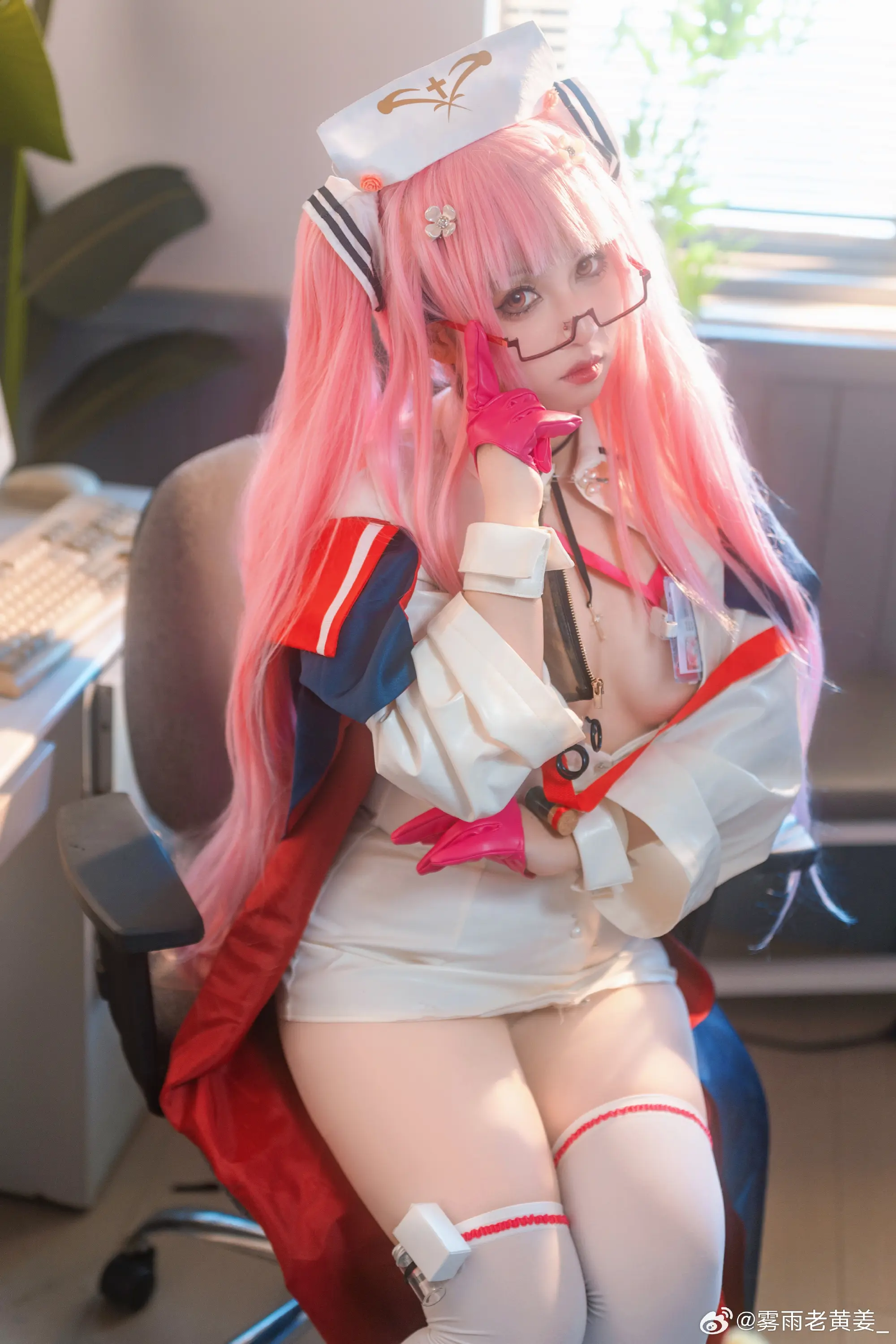 COSPLAY 指挥官怎么又来了？嗯？你说今天是周一浑身不舒服…… 碧蓝航线@雾雨老黄姜_-公众号小姨ai