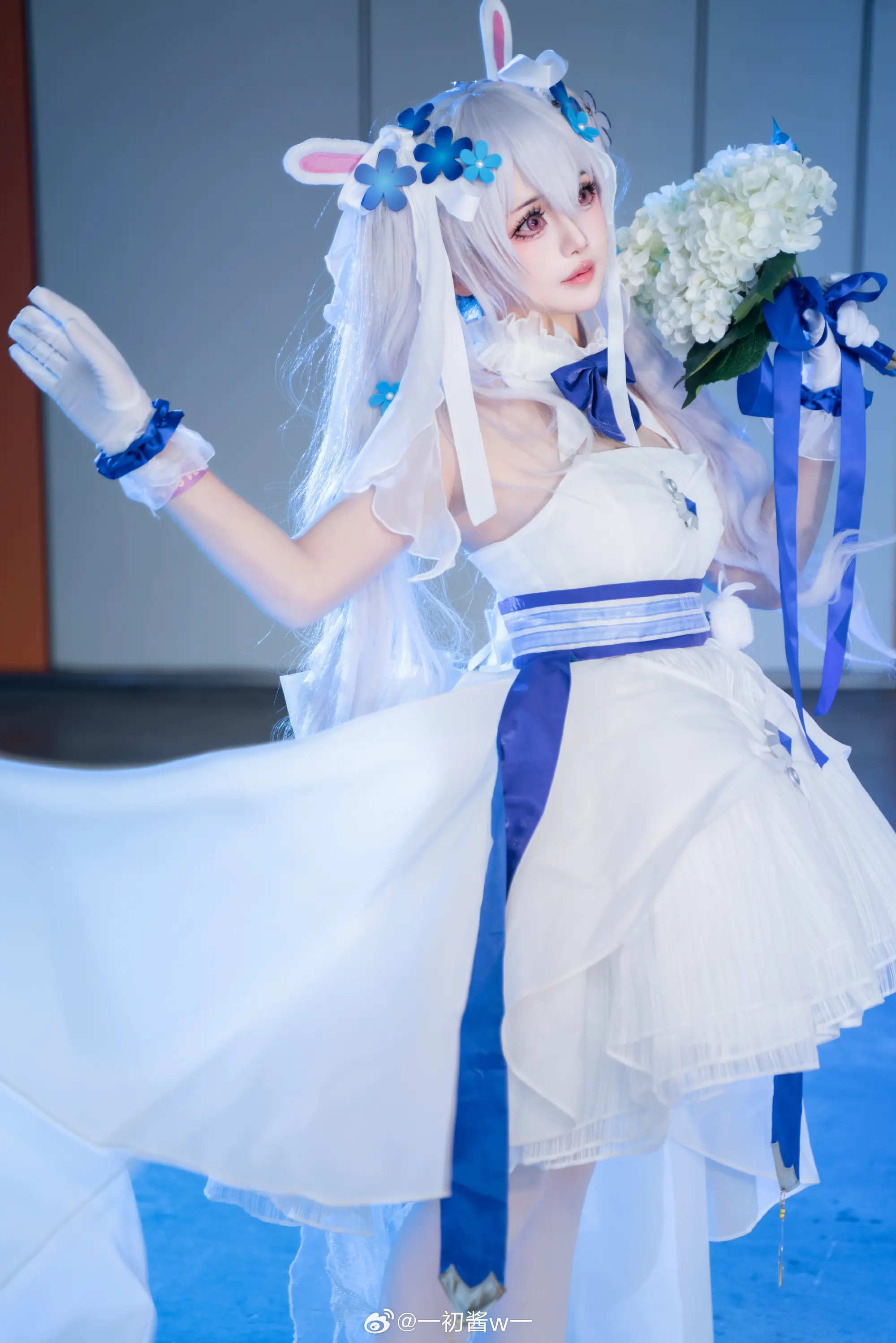 COSPLAY 拉菲 白兔誓约～碧蓝航线 @一初酱w一-公众号小姨ai