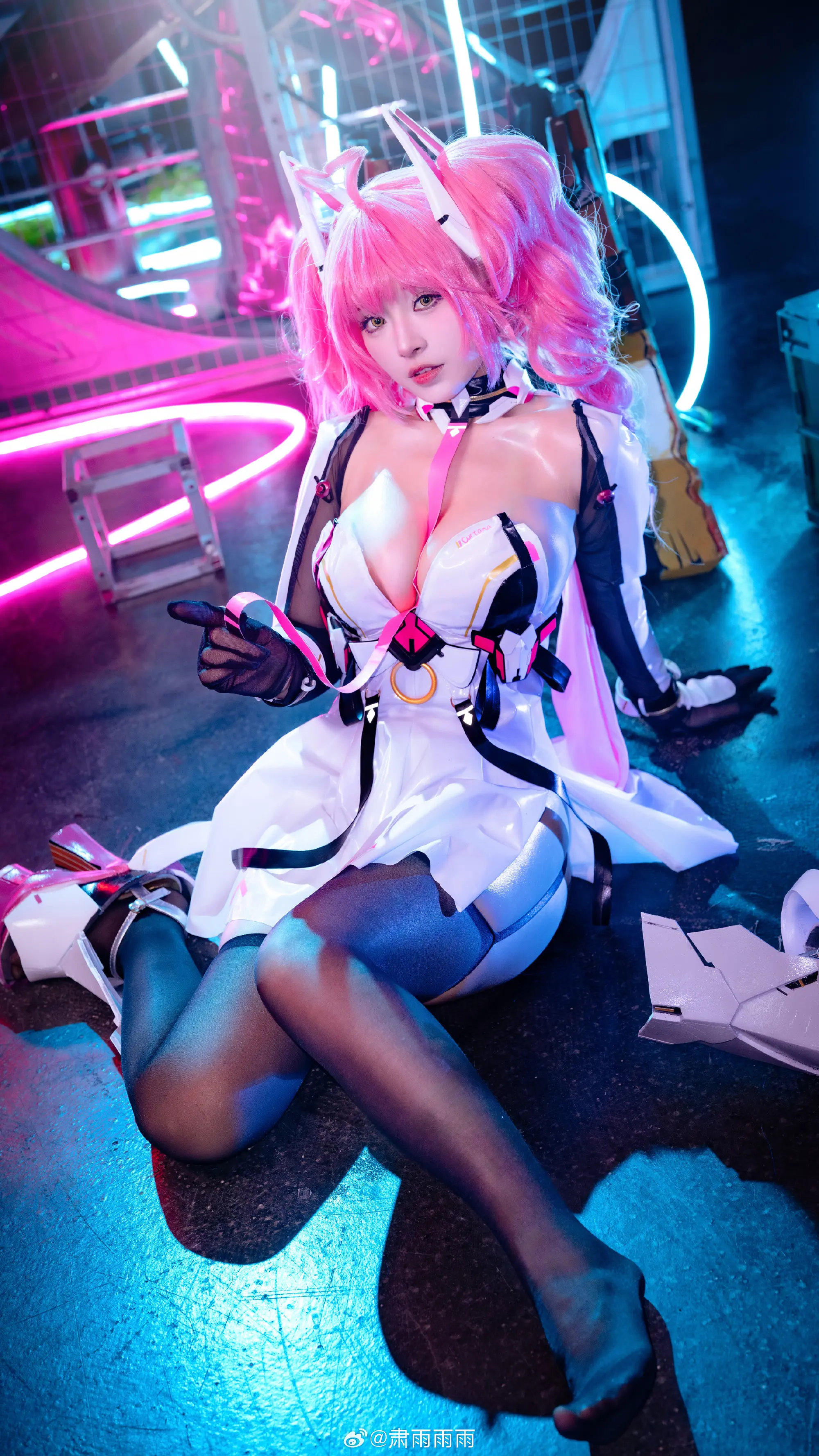 COSPLAY 武装状态，确认完毕，出……出击。这件衣服好像有点紧呢……交错战线 卡提那@肃雨雨雨-公众号小姨ai