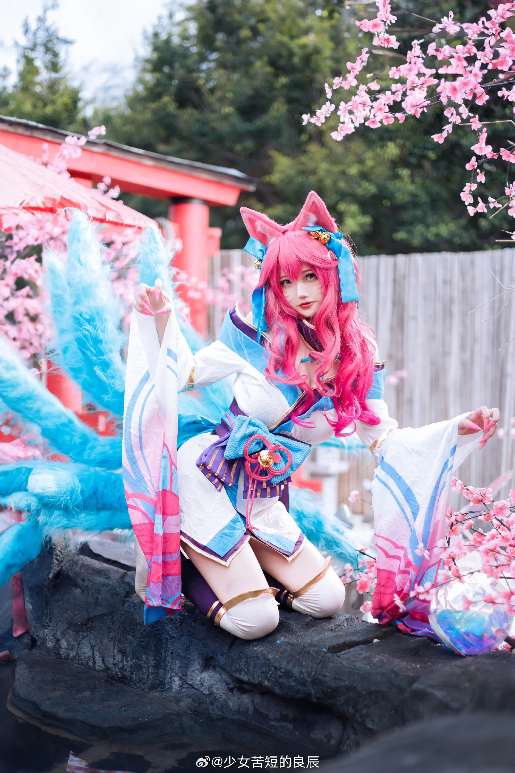 COSPLAY 凡人有两个选择，跟我走，或者自己走💗 灵魂莲华 英雄联盟同人 阿狸 @少女苦短的良辰-公众号小姨ai