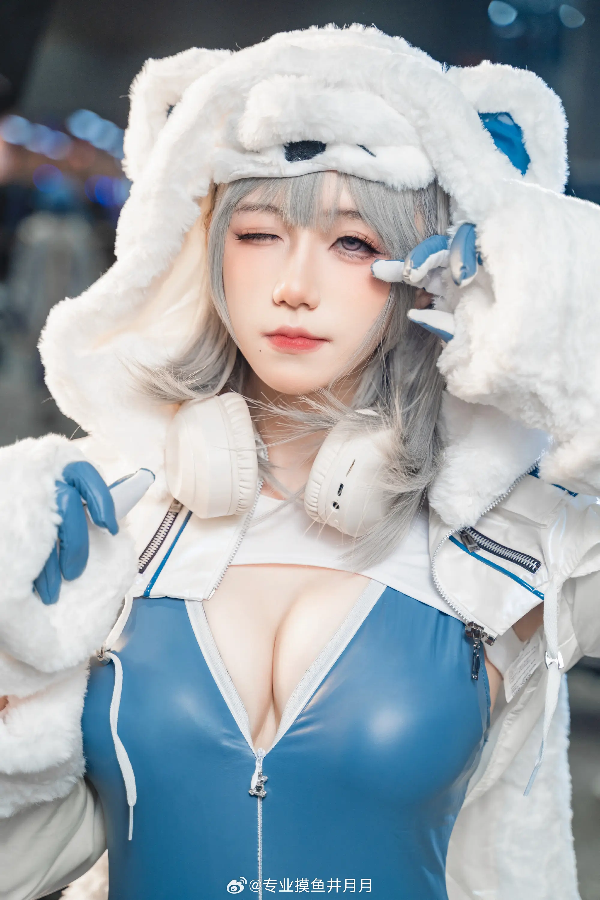 COSPLAY 可以抱一下大熊先生嘛 nikke:胜利女神@专业摸鱼井月月-公众号小姨ai