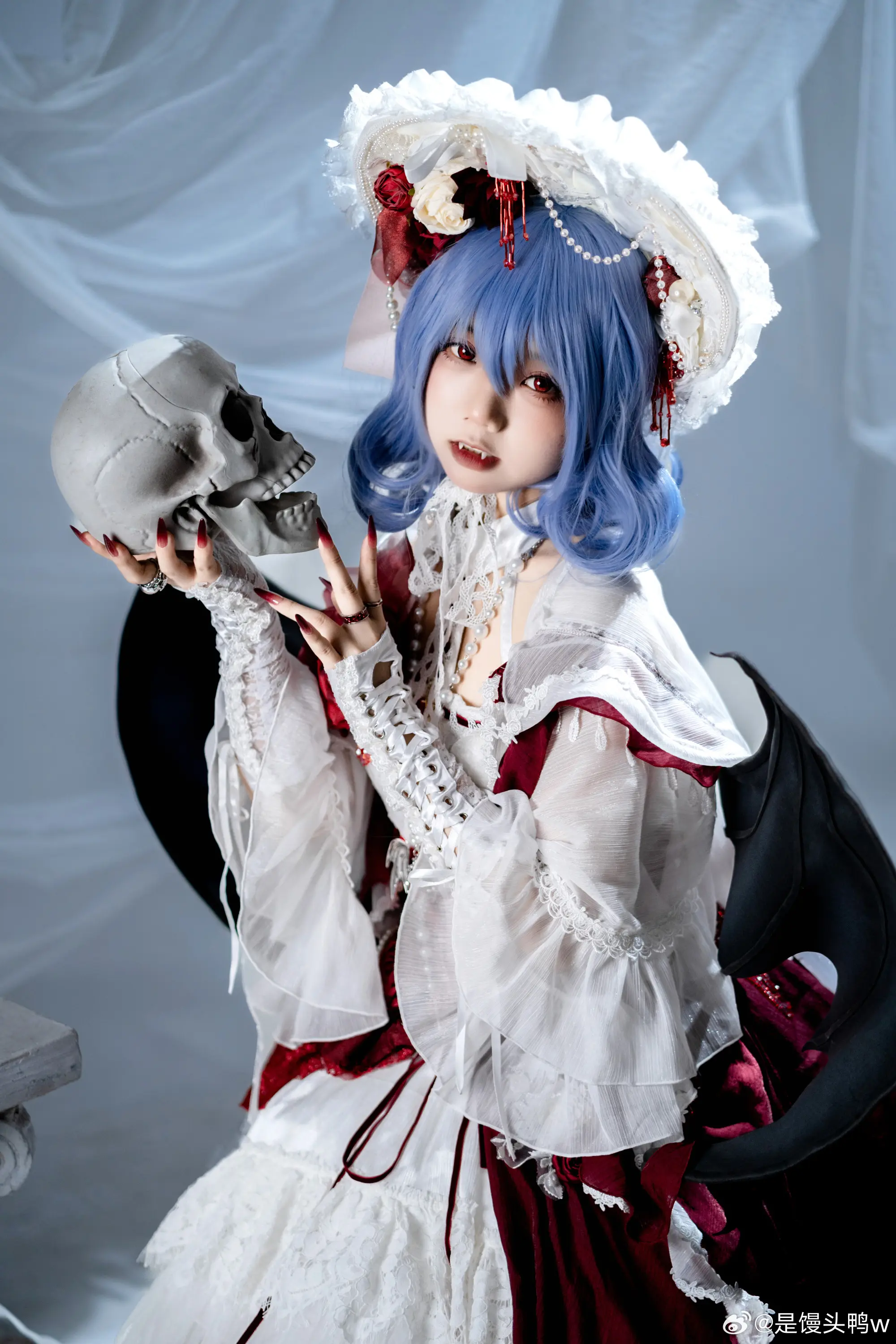 COSPLAY 永远鲜红的幼月 东方project 蕾米莉亚·斯卡雷特@是馒头鸭w-公众号小姨ai