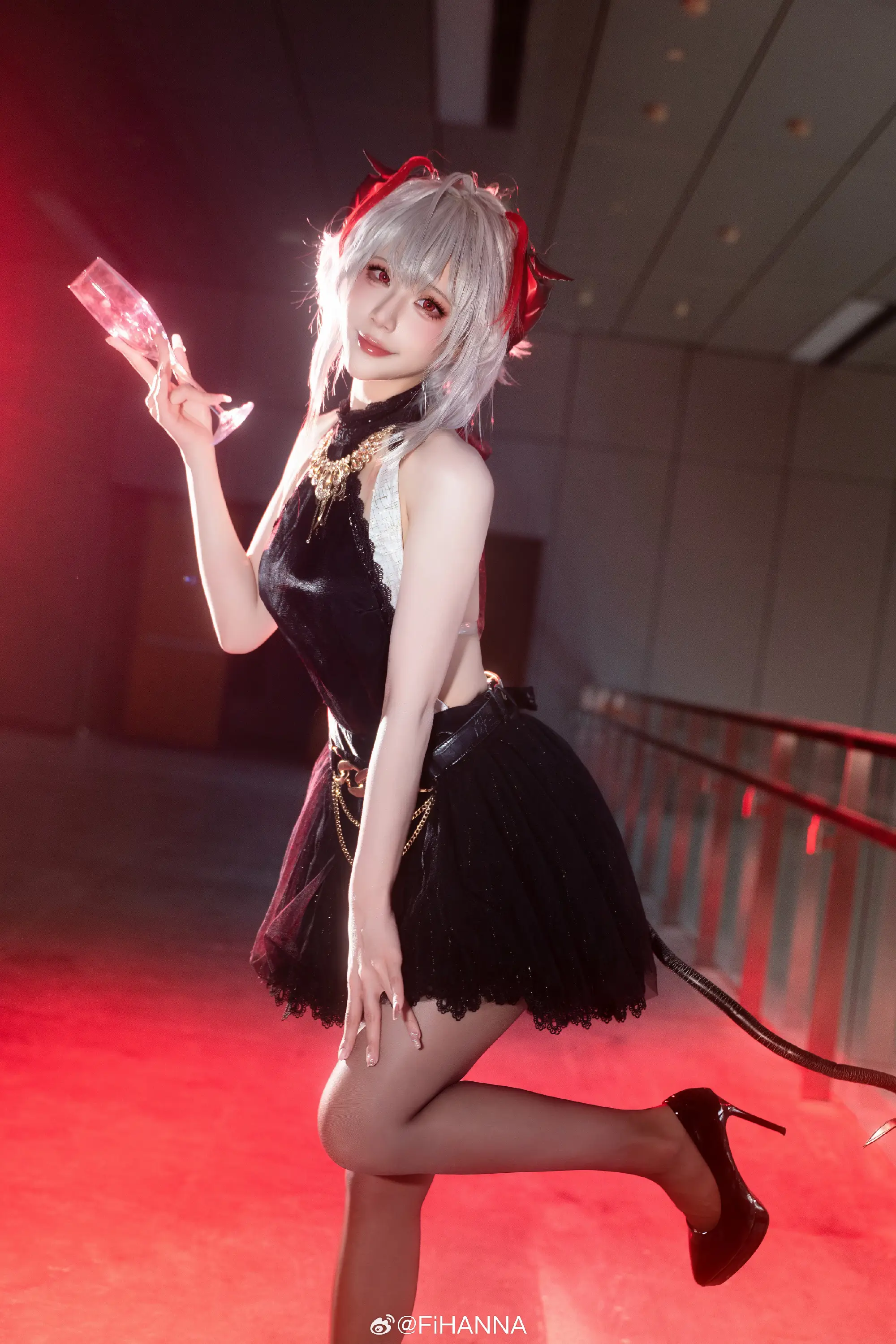 COSPLAY 共饮一杯吧 博士🍷 明日方舟 维什戴尔@FiHANNA-公众号小姨ai