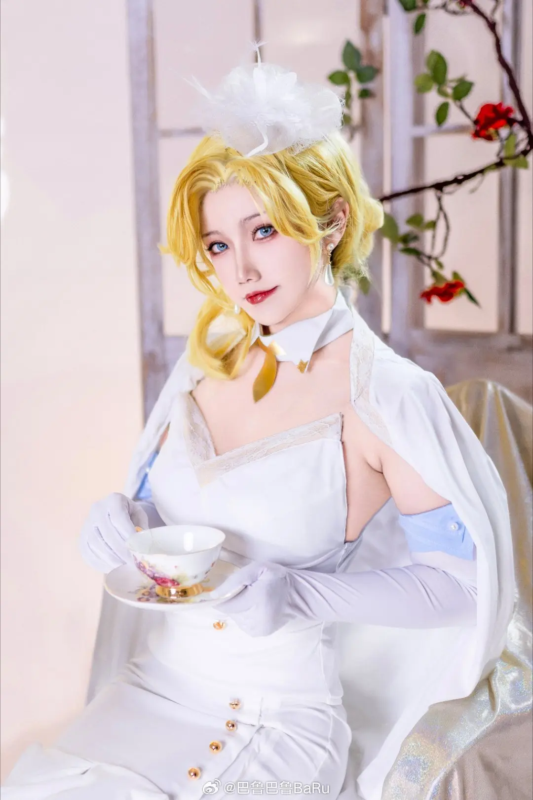 COSPLAY 淑女的手，可要好好低牵稳哦？碧蓝航线 胡德♡晨曦的淑女 @巴鲁巴鲁BaRu-公众号小姨ai